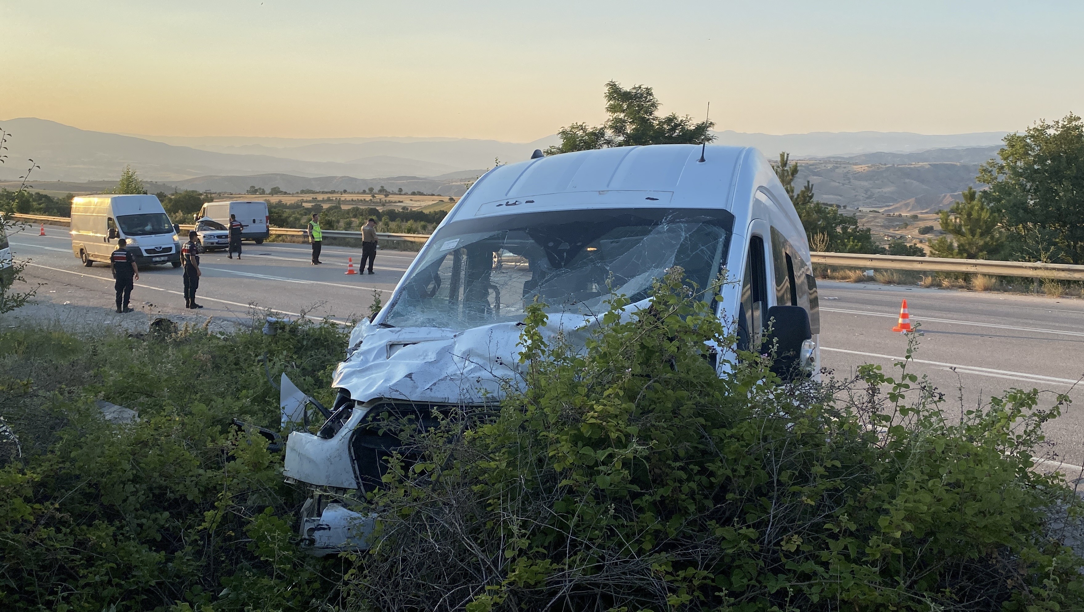 Otomobil Ile Minibüs Çarpıştı 11 Yaralı! 2