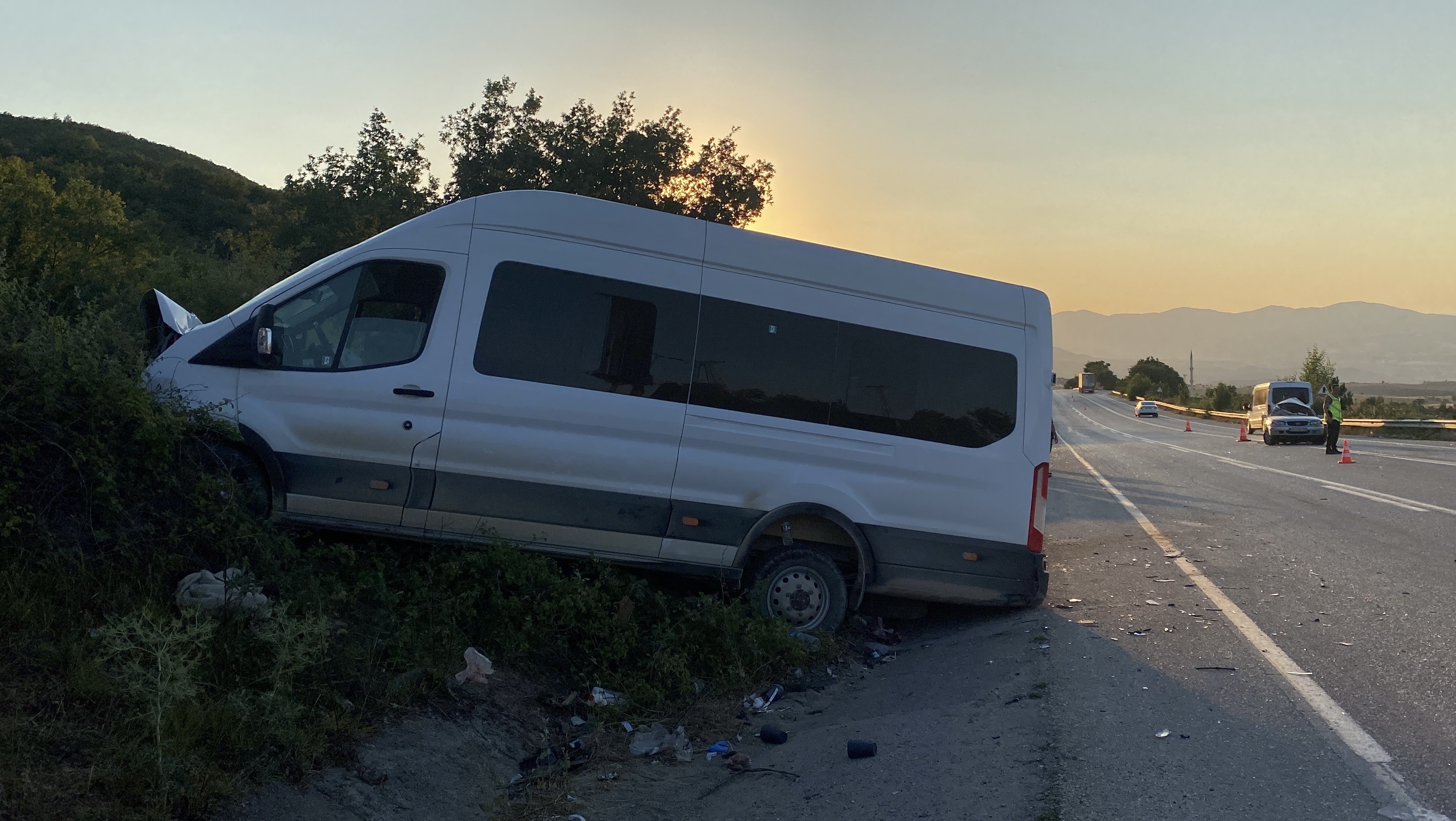 Otomobil Ile Minibüs Çarpıştı 11 Yaralı! 4