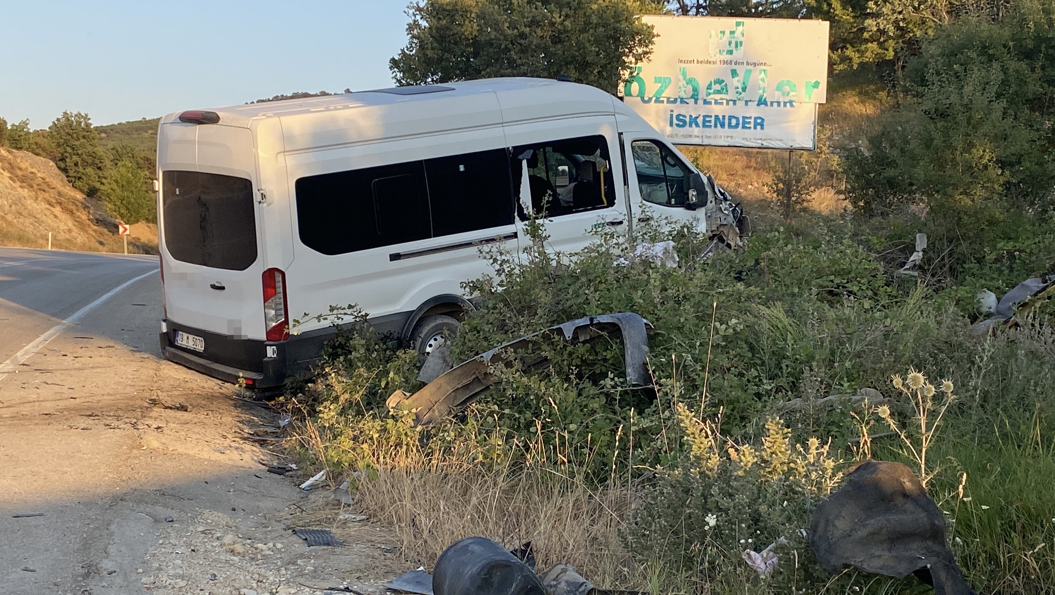 Otomobil Ile Minibüs Çarpıştı 11 Yaralı! 5
