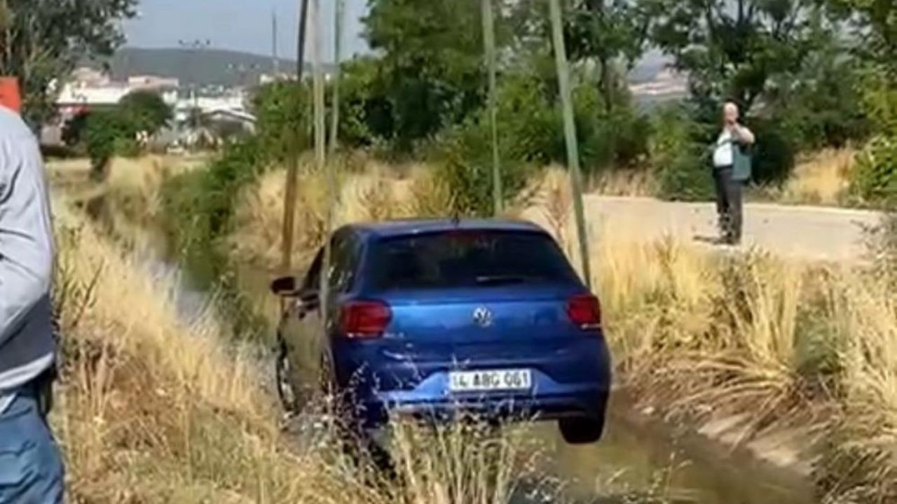 Sulama Kanalına Düşen Otomobil Sabah Vinçle Çıkarıldı (2)