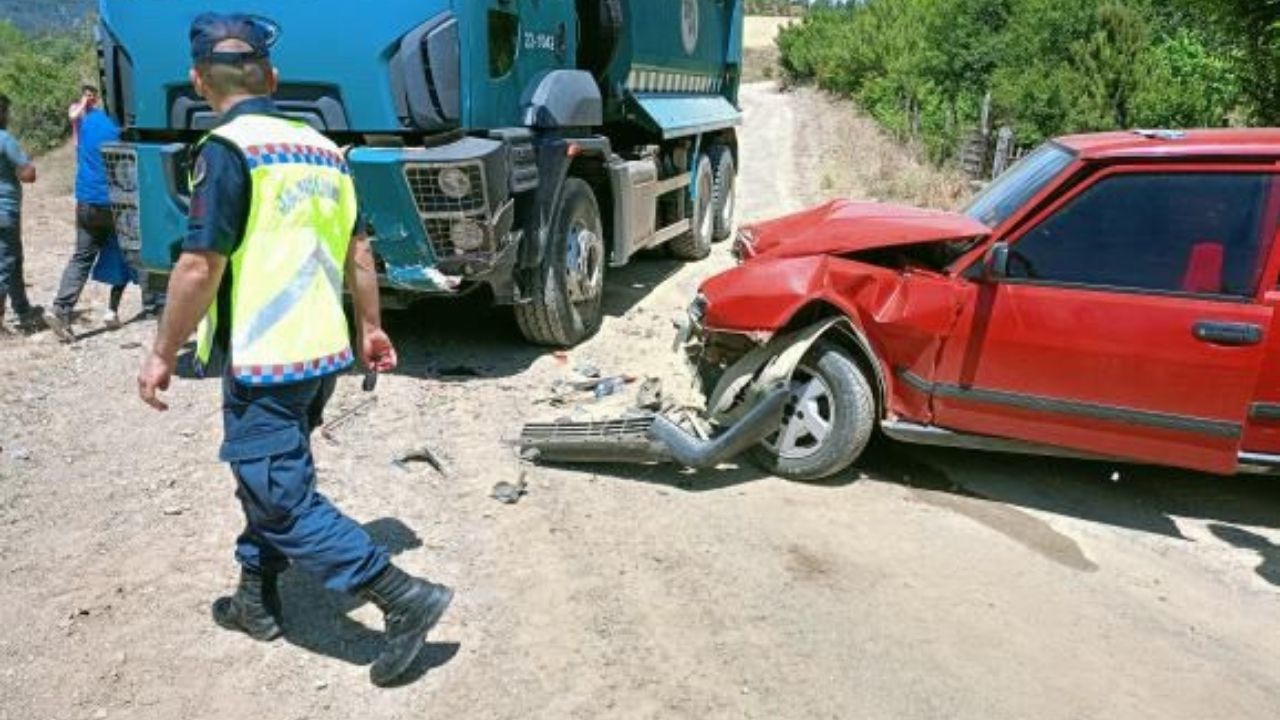 Taşköprü’de Korkutan Kaza Kamyon Ile Otomobil Çarpıştı, 4 Yaralı (1)