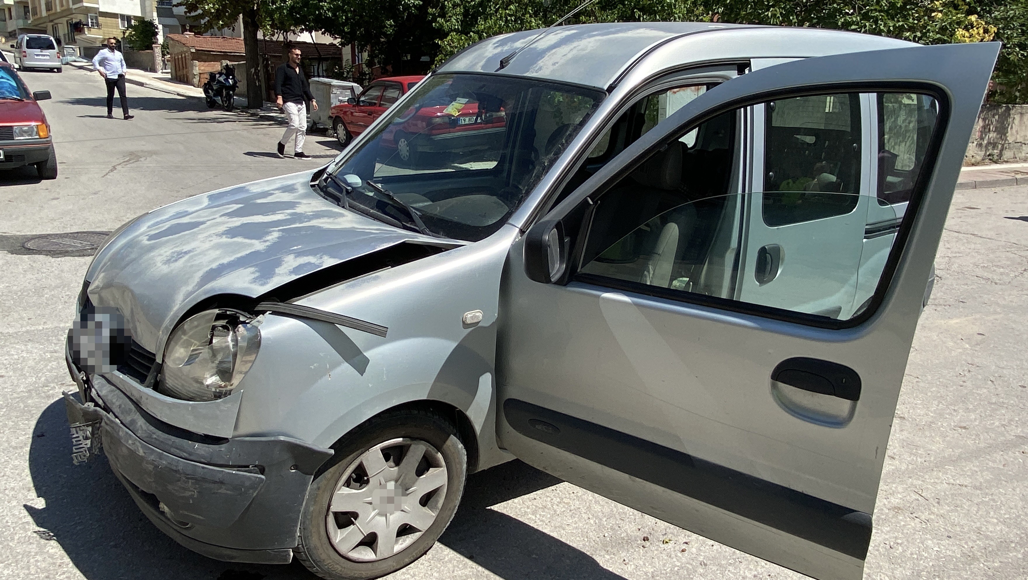 Ticari Araç Ile Otomobil Çarpıştı! 1