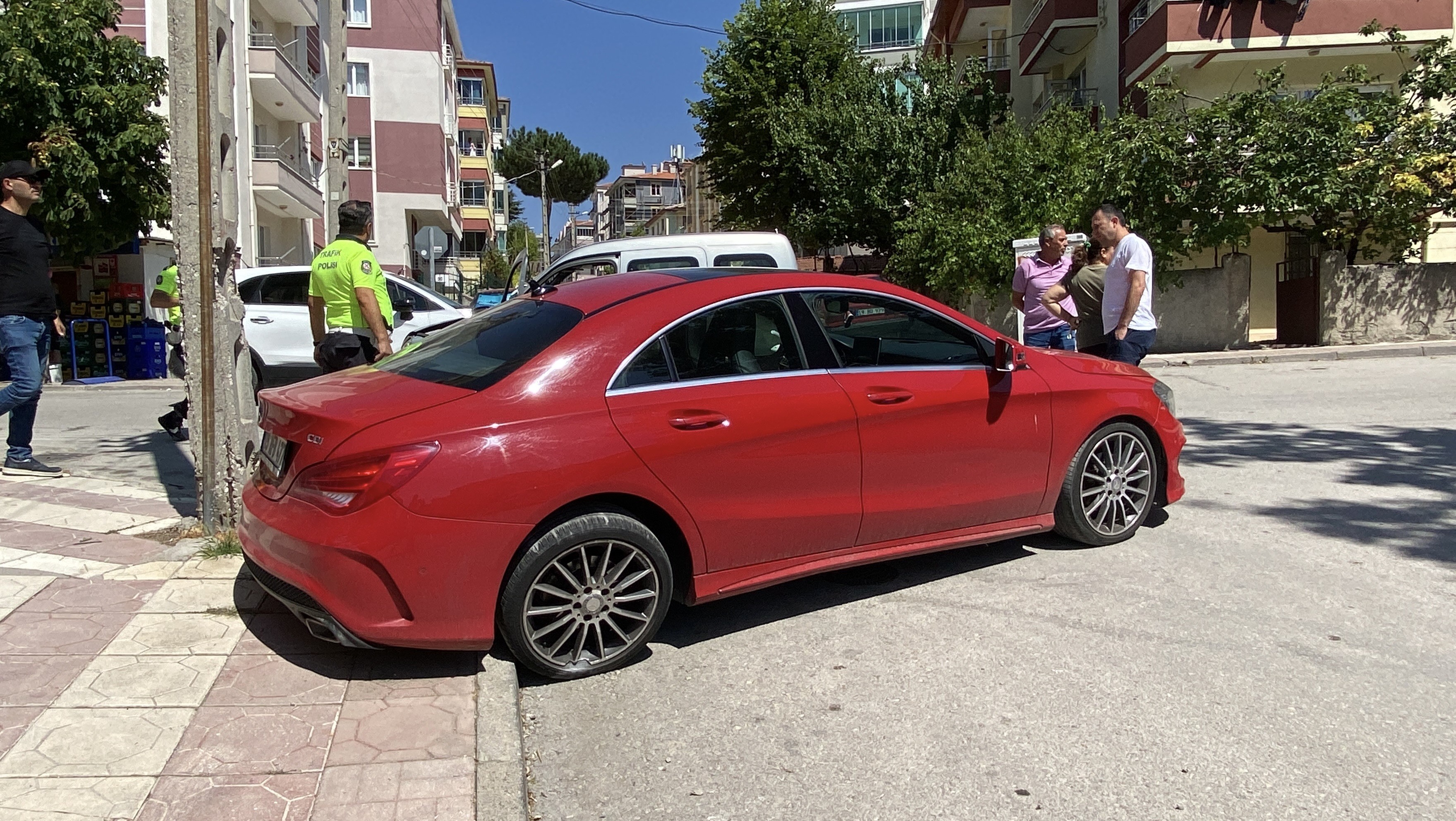 Ticari Araç Ile Otomobil Çarpıştı! 2