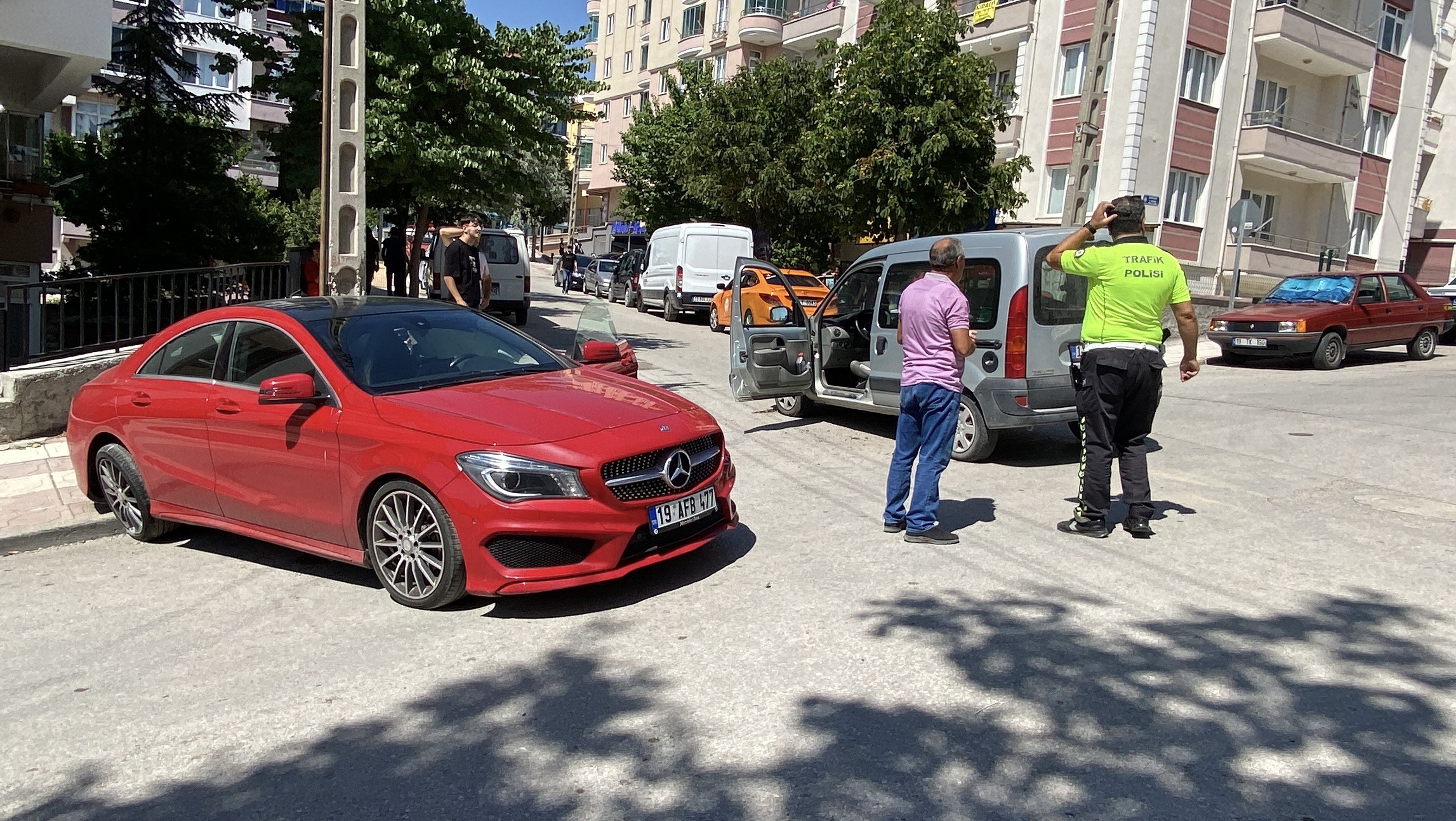 Ticari Araç Ile Otomobil Çarpıştı! 3