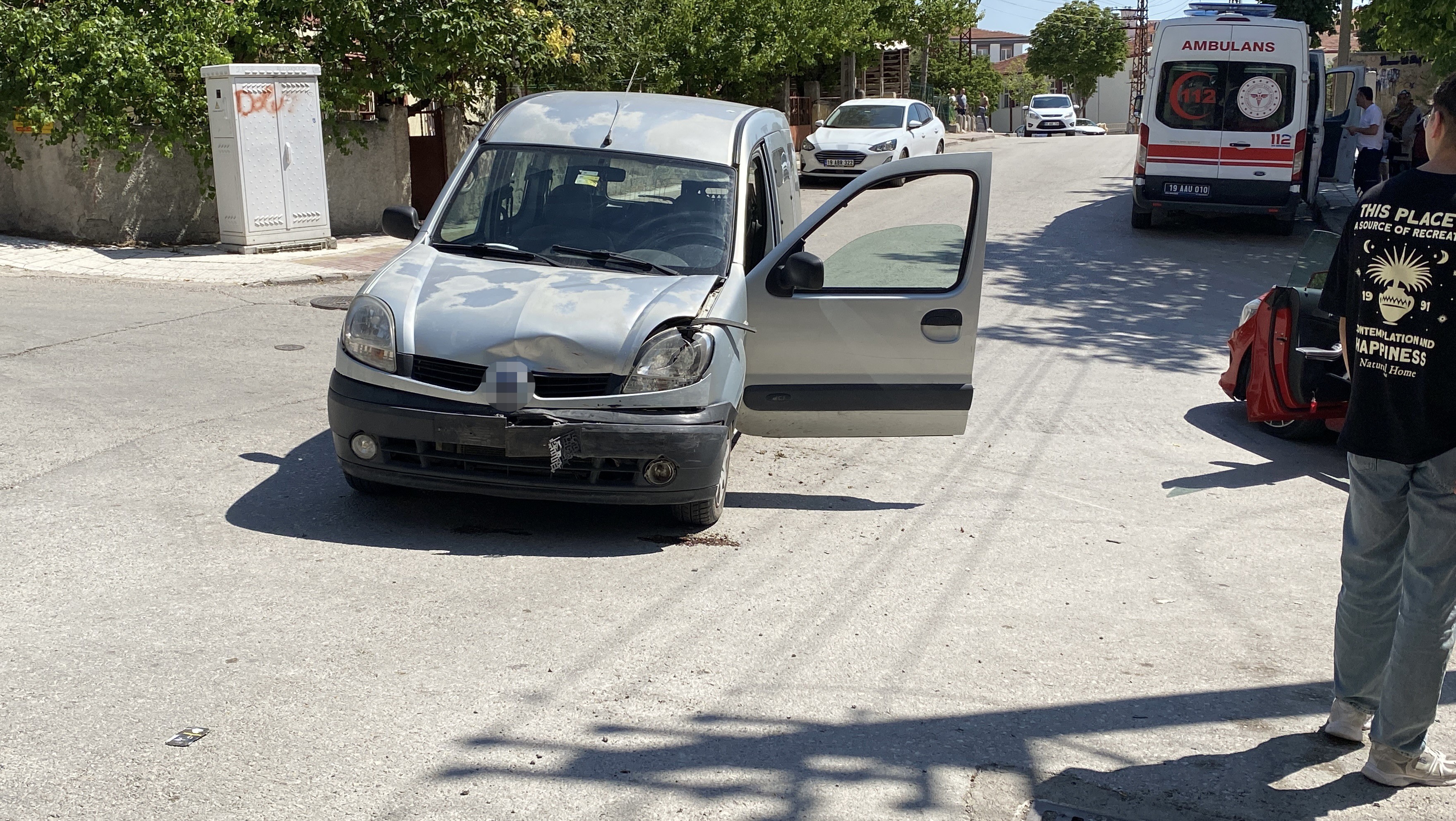 Ticari Araç Ile Otomobil Çarpıştı! 4