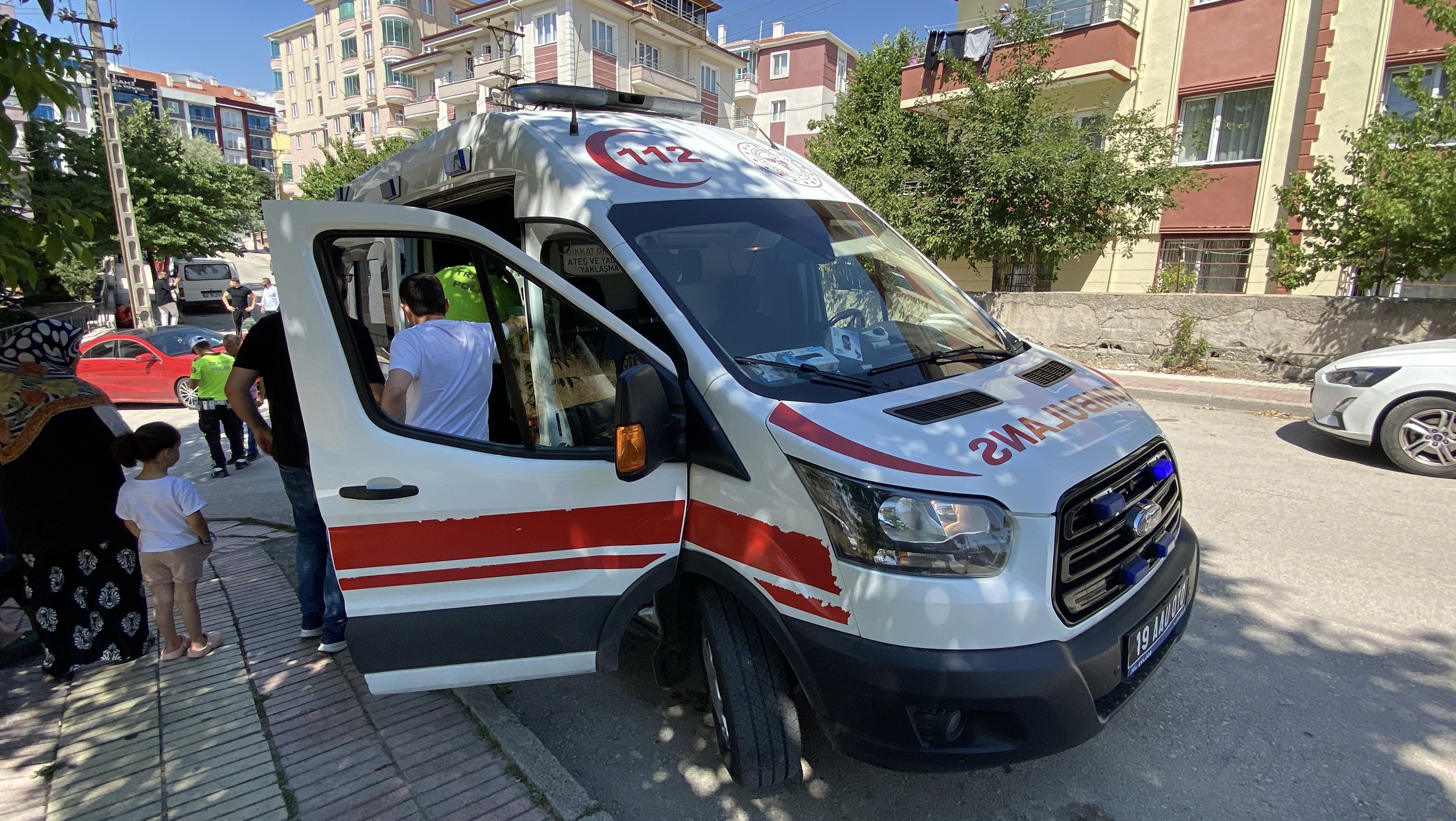 Ticari Araç Ile Otomobil Çarpıştı!