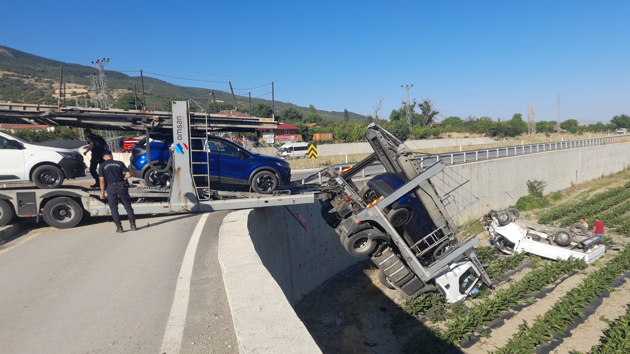 Tır Ve Kamyonet Çarpıştı (2)
