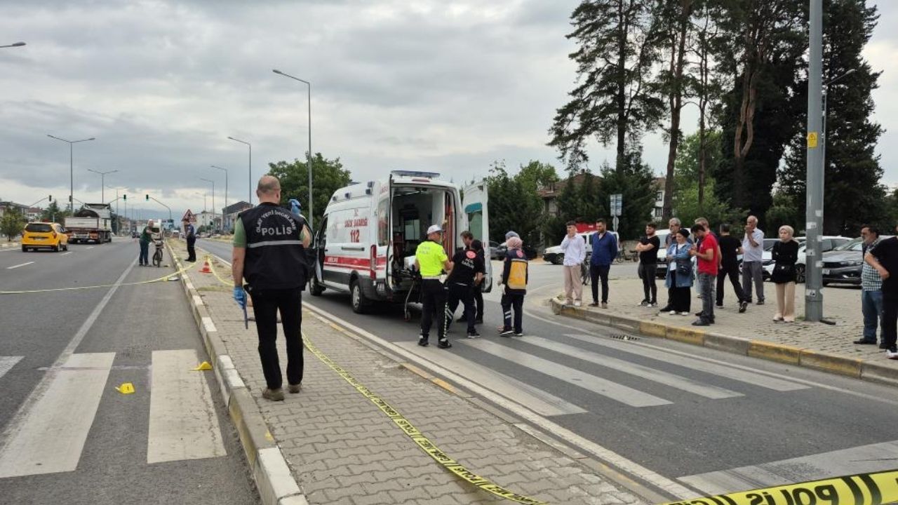 Yaya Geçidinde Korkunç Kaza Bisikletli Hayatını Kaybetti (2)