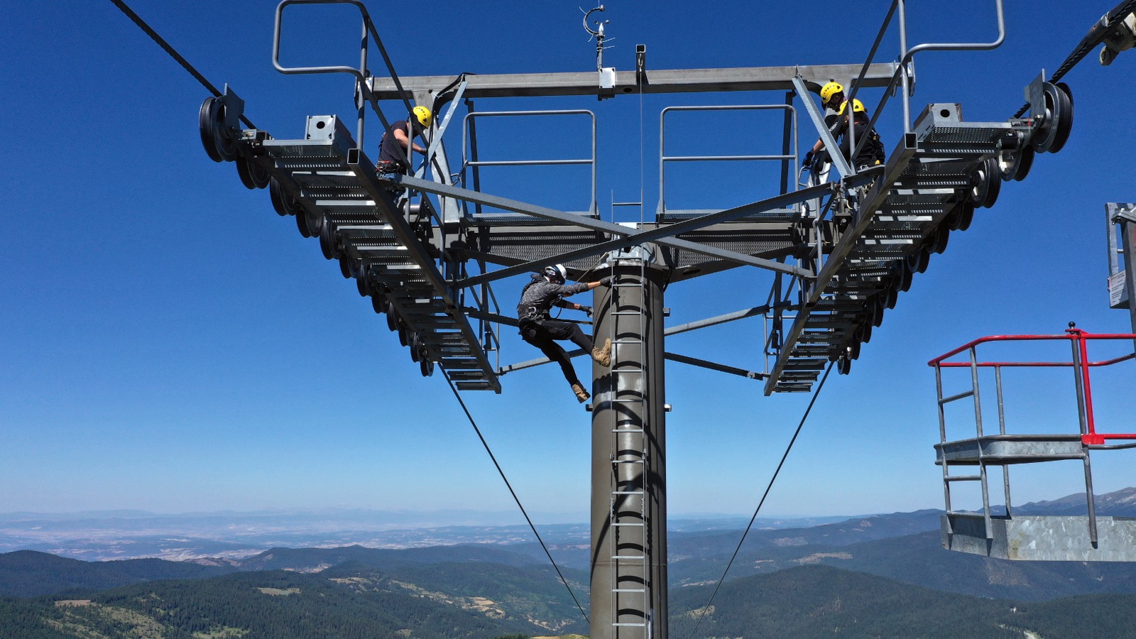 Yurduntepe Kayak Merkezi'ndeki Teleferik Yeni Sezona Hazırlanıyor! 19