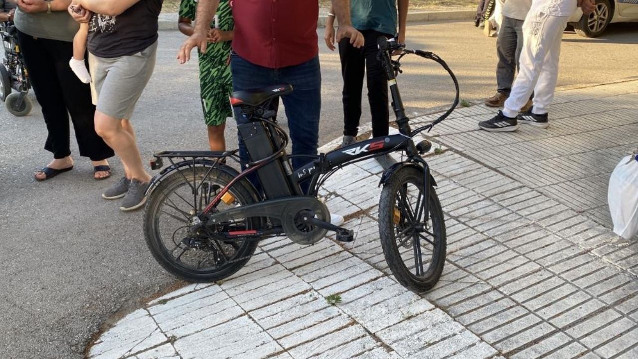 Yürekleri Ağıza Getiren Kaza Bisikletli Çocuk Servis Minibüsüyle Çarpıştı! (2)