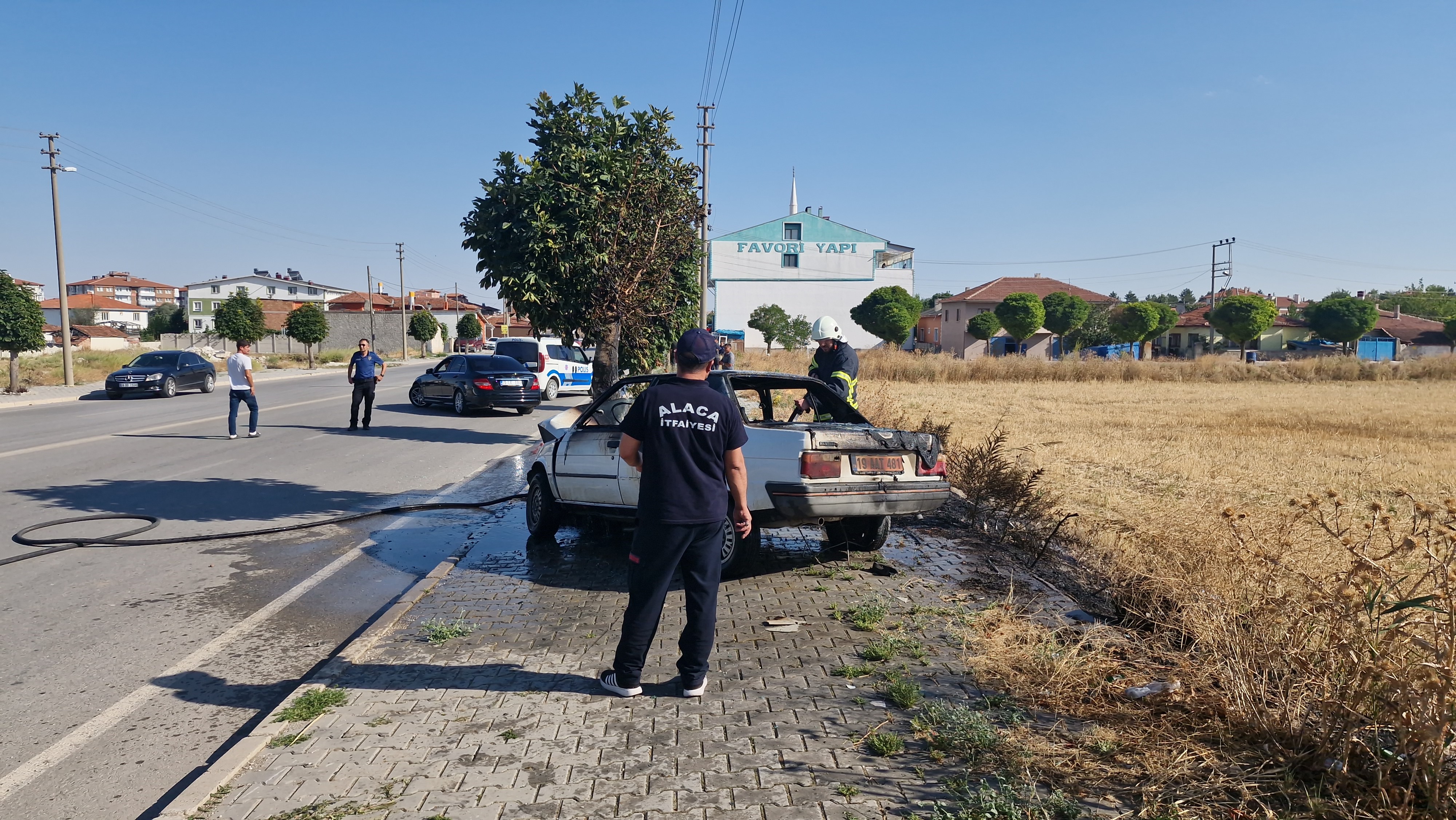 Ağaca Çarpan Otomobil Alev Aldı Feci Kazada 1 Yaralı! 2