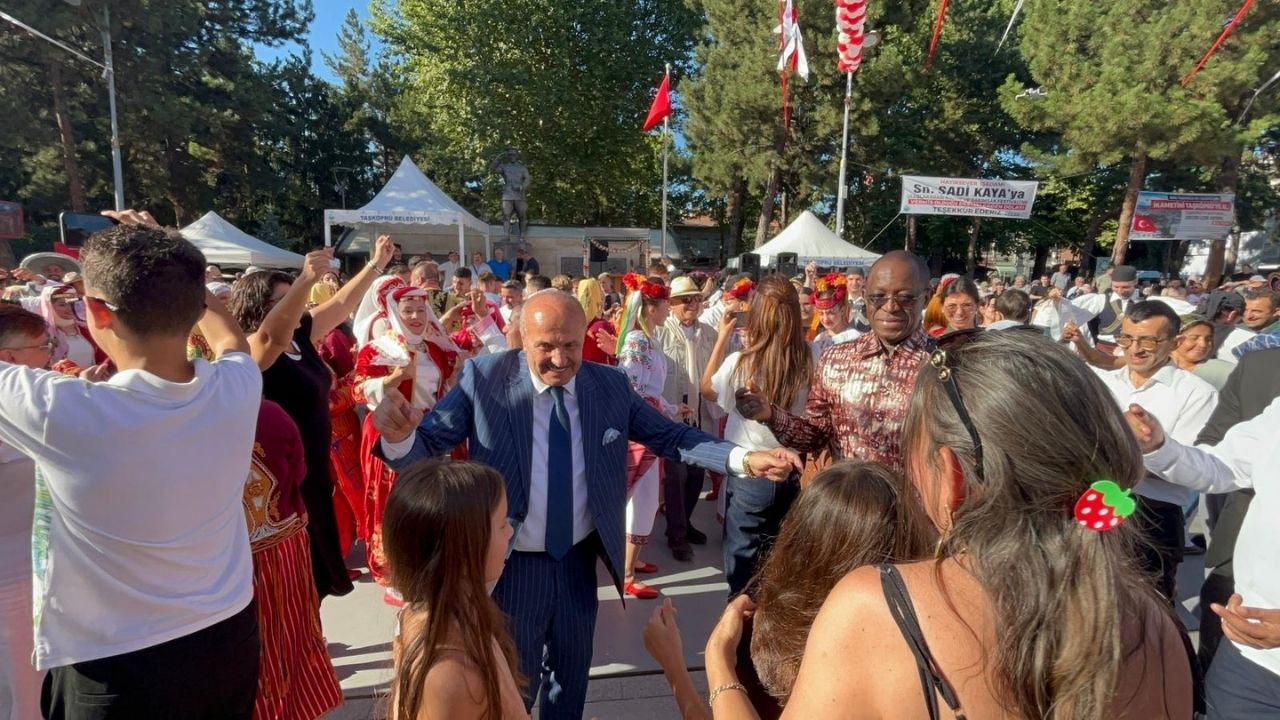 Başkan Arslan’dan, Taşköprü Meydanı’nda ‘Erik Dalı’ Oynadı (2)