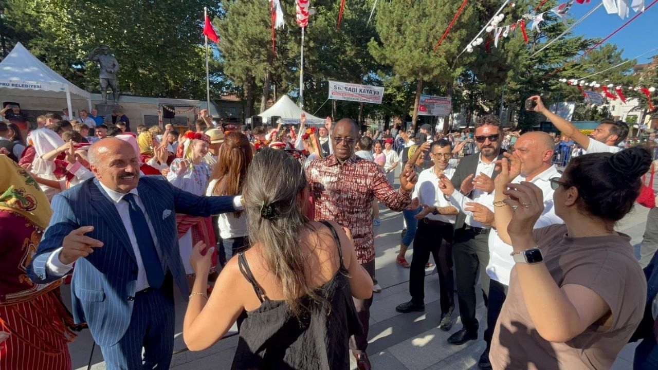 Başkan Arslan’dan, Taşköprü Meydanı’nda ‘Erik Dalı’ Oynadı (3)