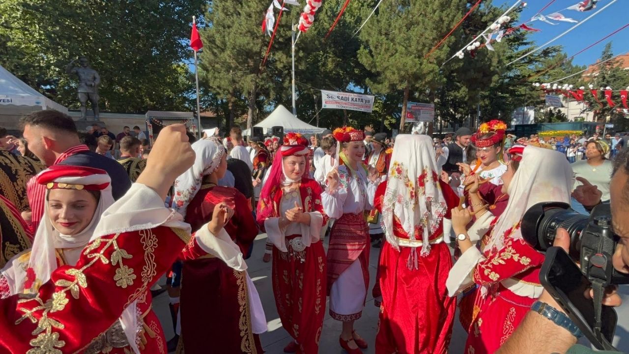 Başkan Arslan’dan, Taşköprü Meydanı’nda ‘Erik Dalı’ Oynadı (6)