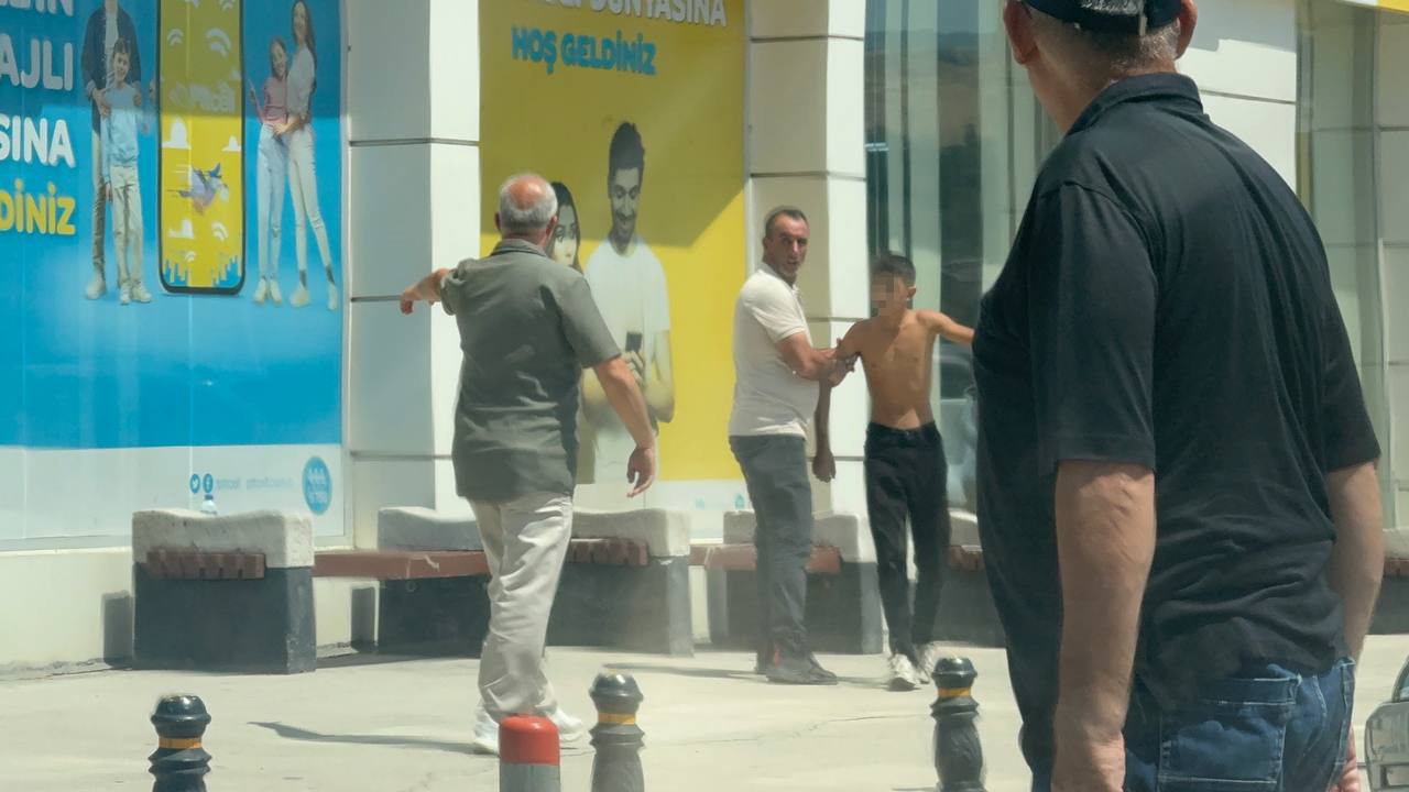 Bıçaklı Ve Uçan Tekmeli Kavgada 2 Kişi Yaralandı 2