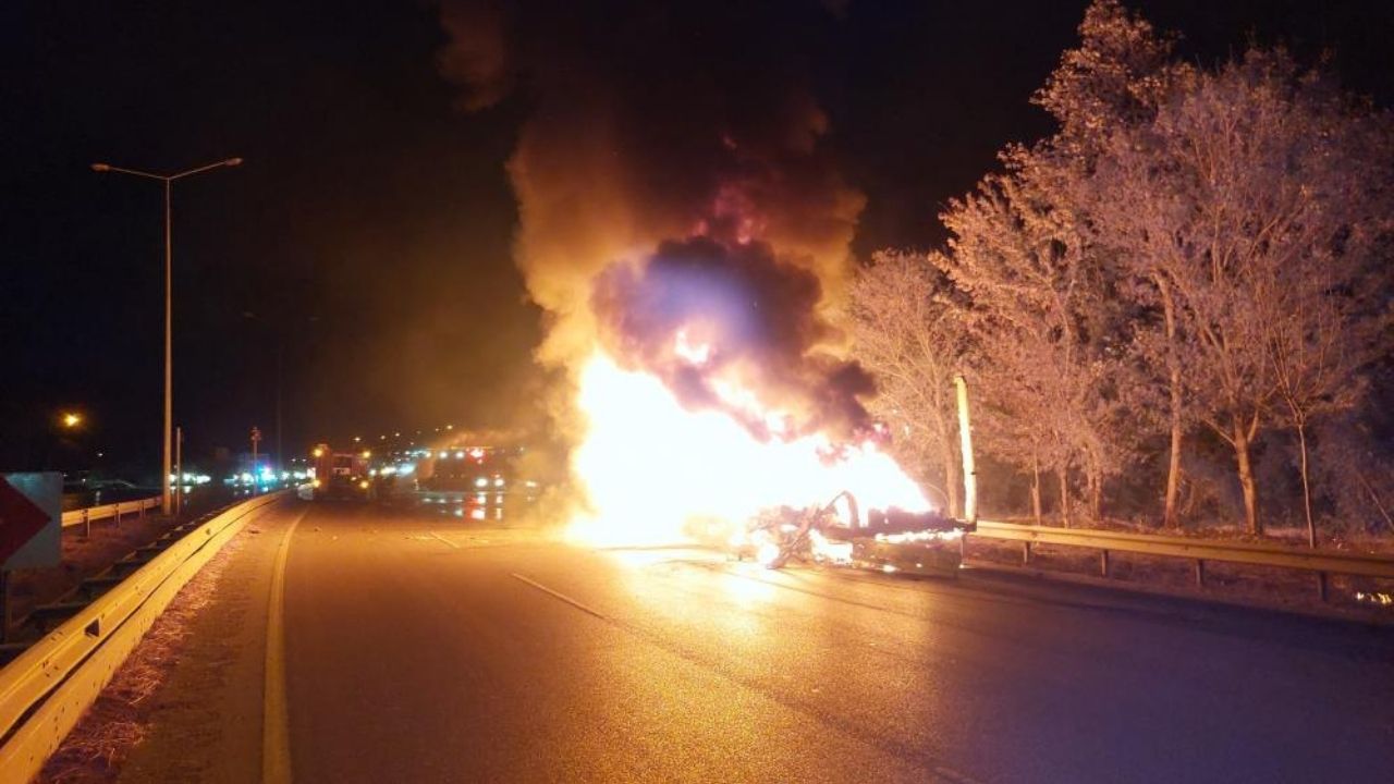 Büyük Tehlike! Tiner Yüklü Tır Alev Topuna Döndü Yol Trafiğe Kapandı (1)