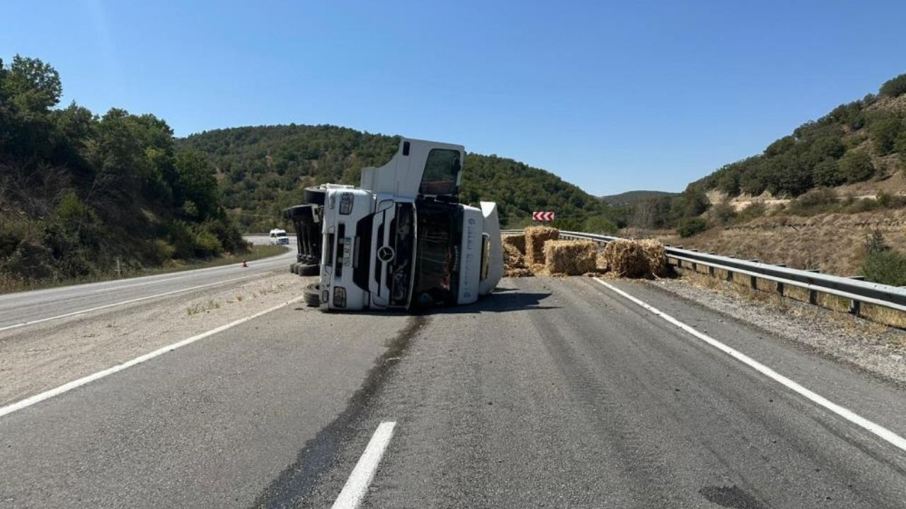 Feci Kaza! Balya Yüklü Tır Yan Yattı, 1 Yaralandı (1)