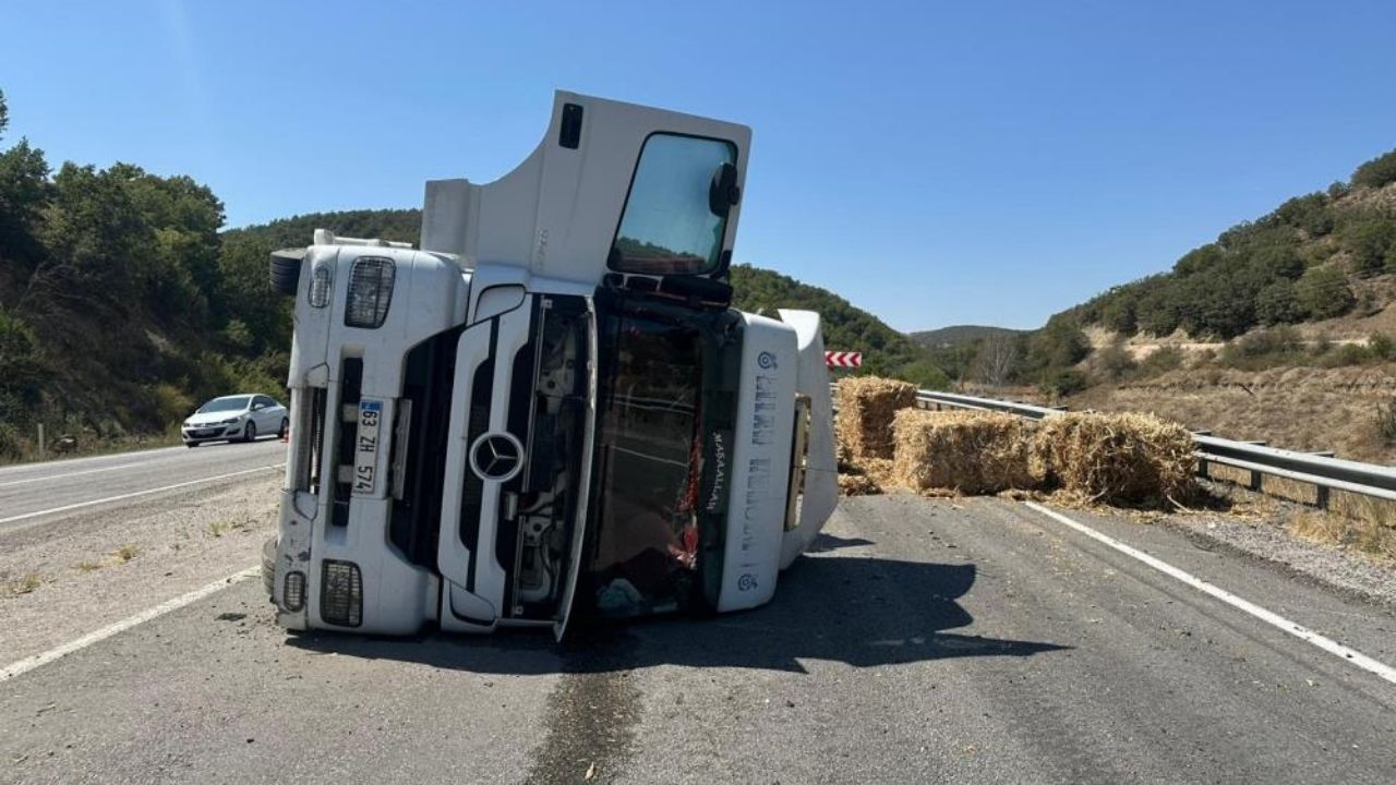 Feci Kaza! Balya Yüklü Tır Yan Yattı, 1 Yaralandı (2)