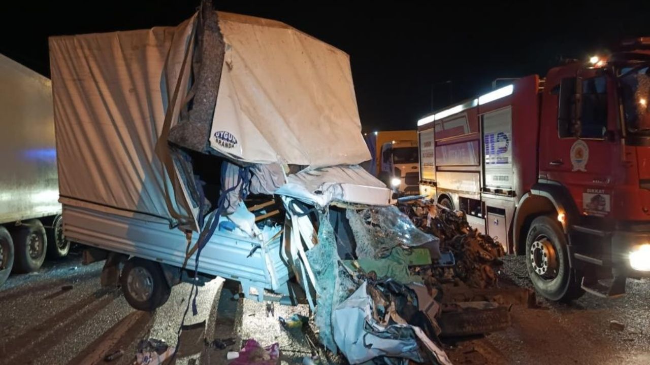 Feci Kaza Kamyonet Demir Yığınına Döndü, Can Kaybı Var (1)