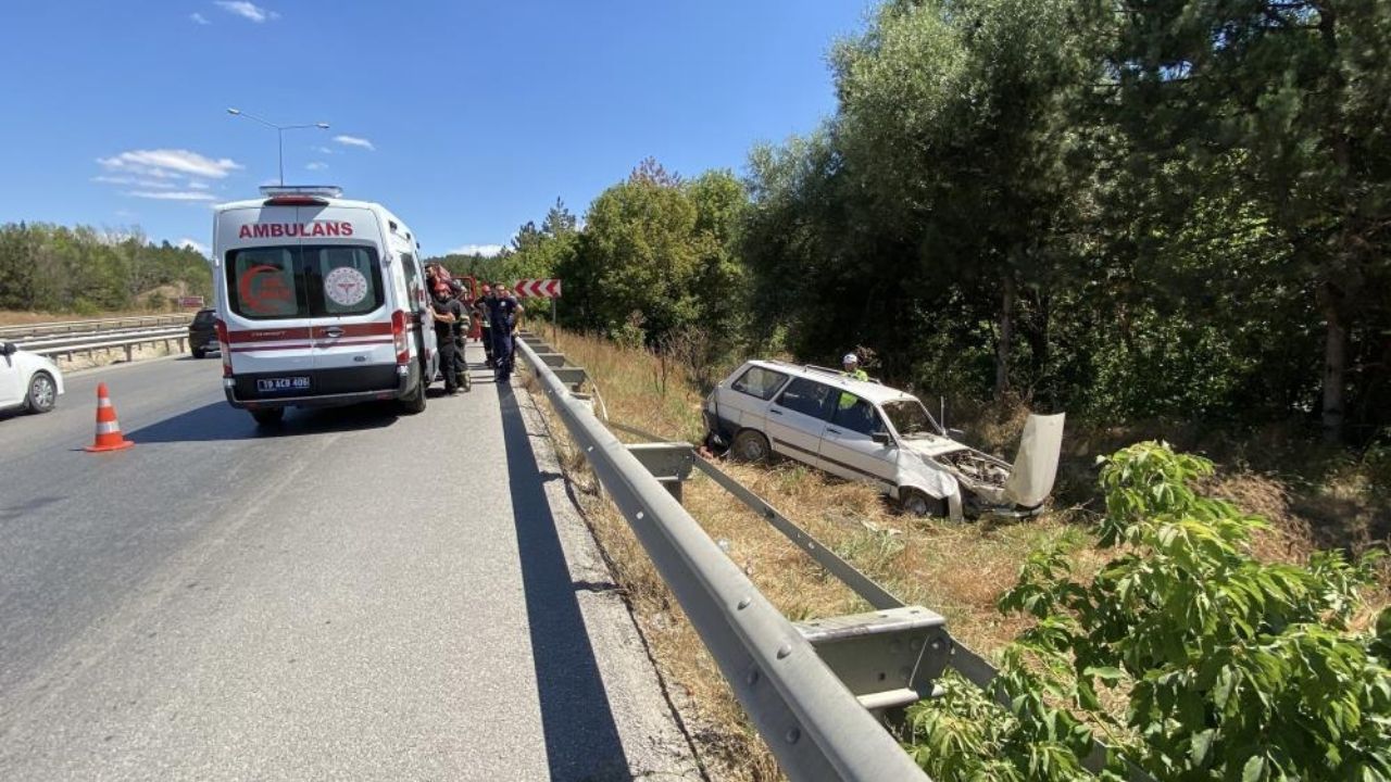 Feci Kaza Savrulan Otomobil Bariyerlere Saplandı, 2 Yaralı (1)