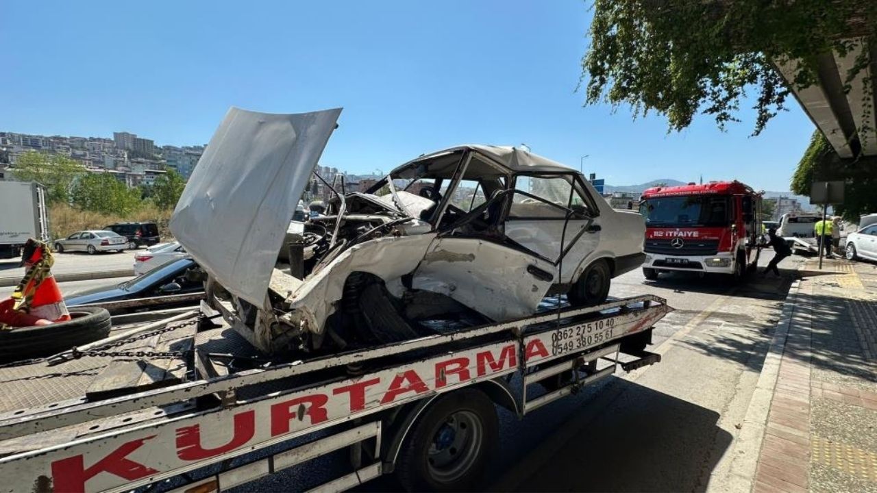 Feci Kaza Tofaş Hurdaya Döndü, 1'I Ağır 2 Yaralı! (2)