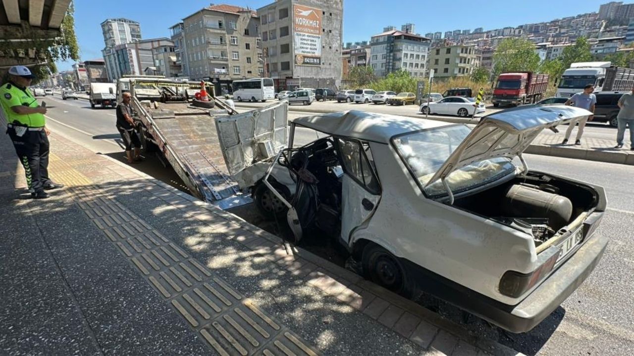 Feci Kaza Tofaş Hurdaya Döndü, 1'I Ağır 2 Yaralı! (4)