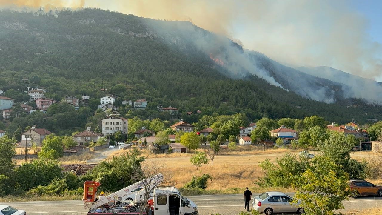 Feci Orman Yangını Bölgesinde 80 Haneli Köy Tahliye Edildi! 2