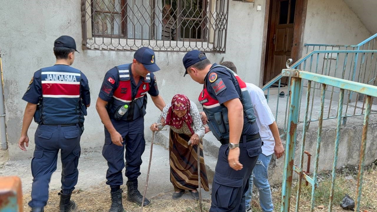 Feci Orman Yangını Bölgesinde 80 Haneli Köy Tahliye Edildi! 6