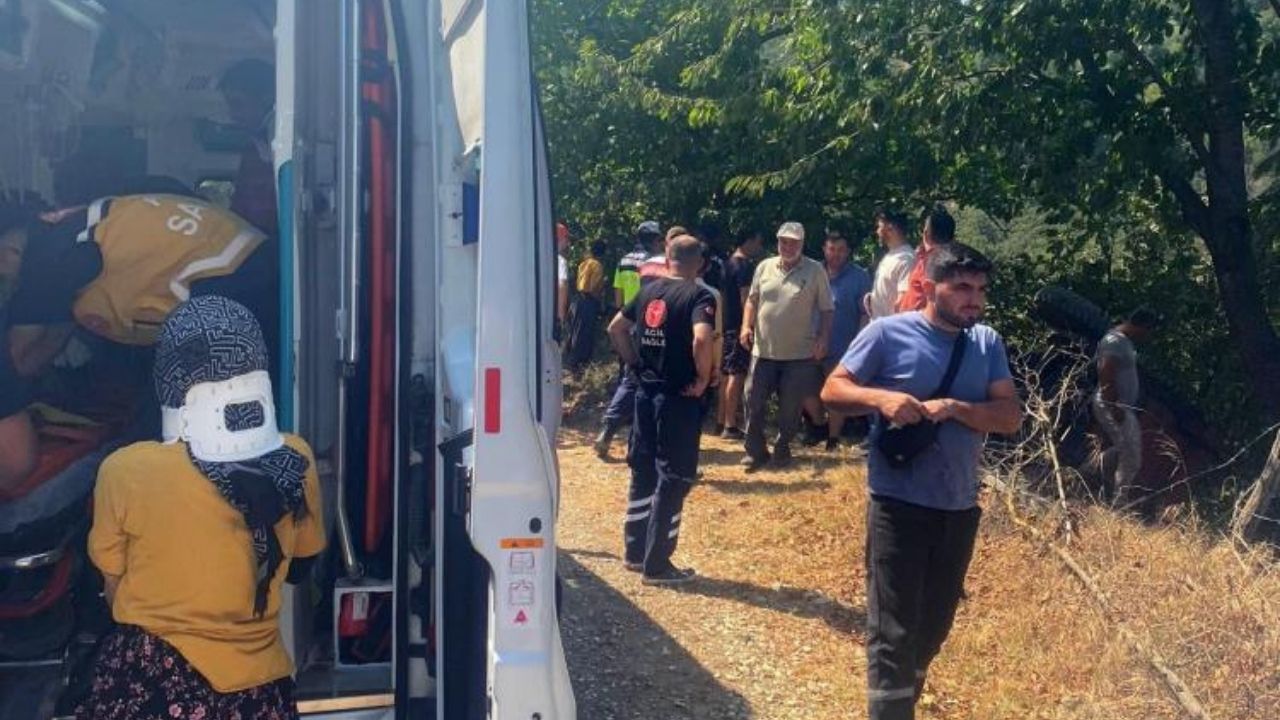 Feci Trafik Kazası İşçileri Taşıyan Traktör Devrildi! 4 Yaralı (1)