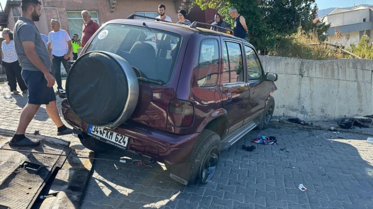 Freni Boşalan Otomobil Zincirleme Kazaya Neden Oldu 4 Yaralı (2)