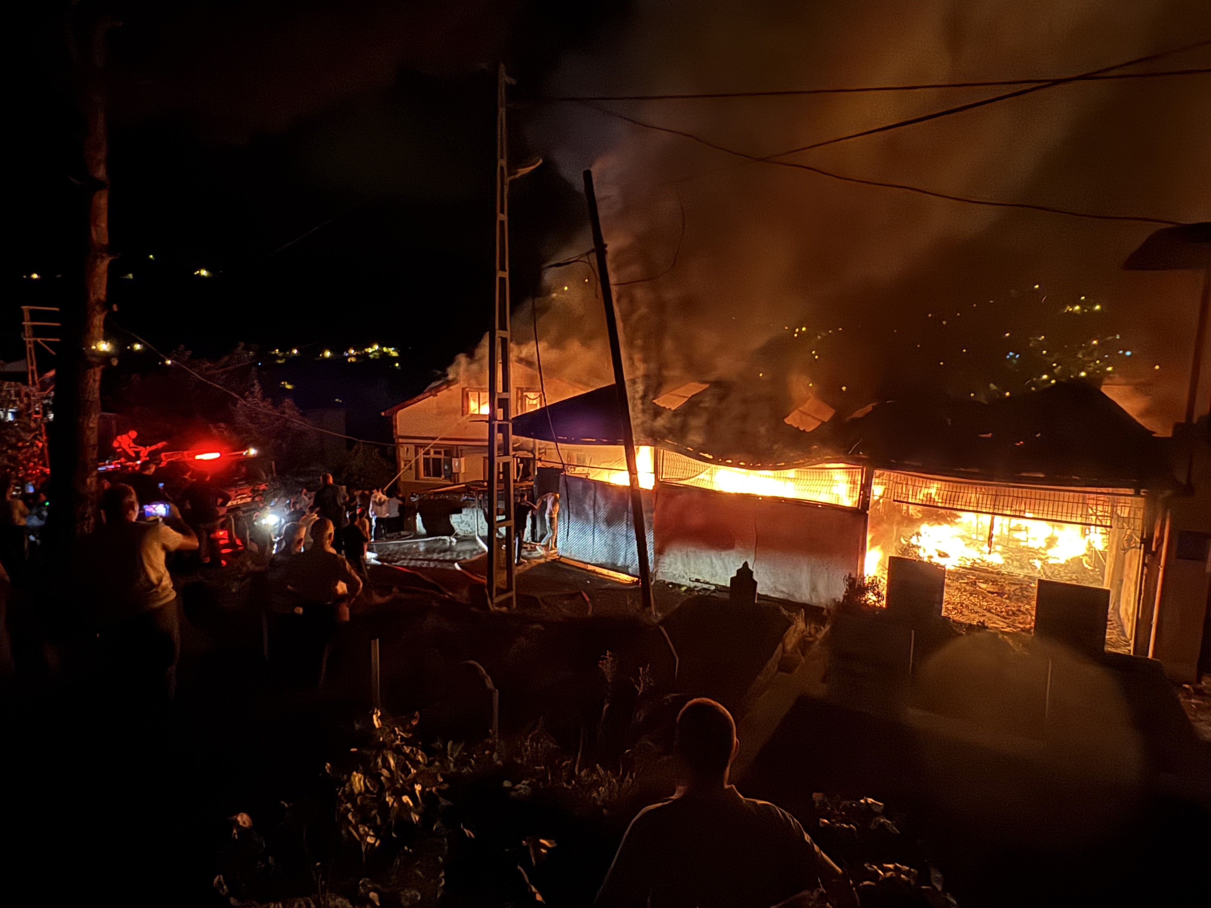 Gece Alevler Yükseldi Feci Yangında 4 Ev 1 Iş Yeri Kül Oldu 12