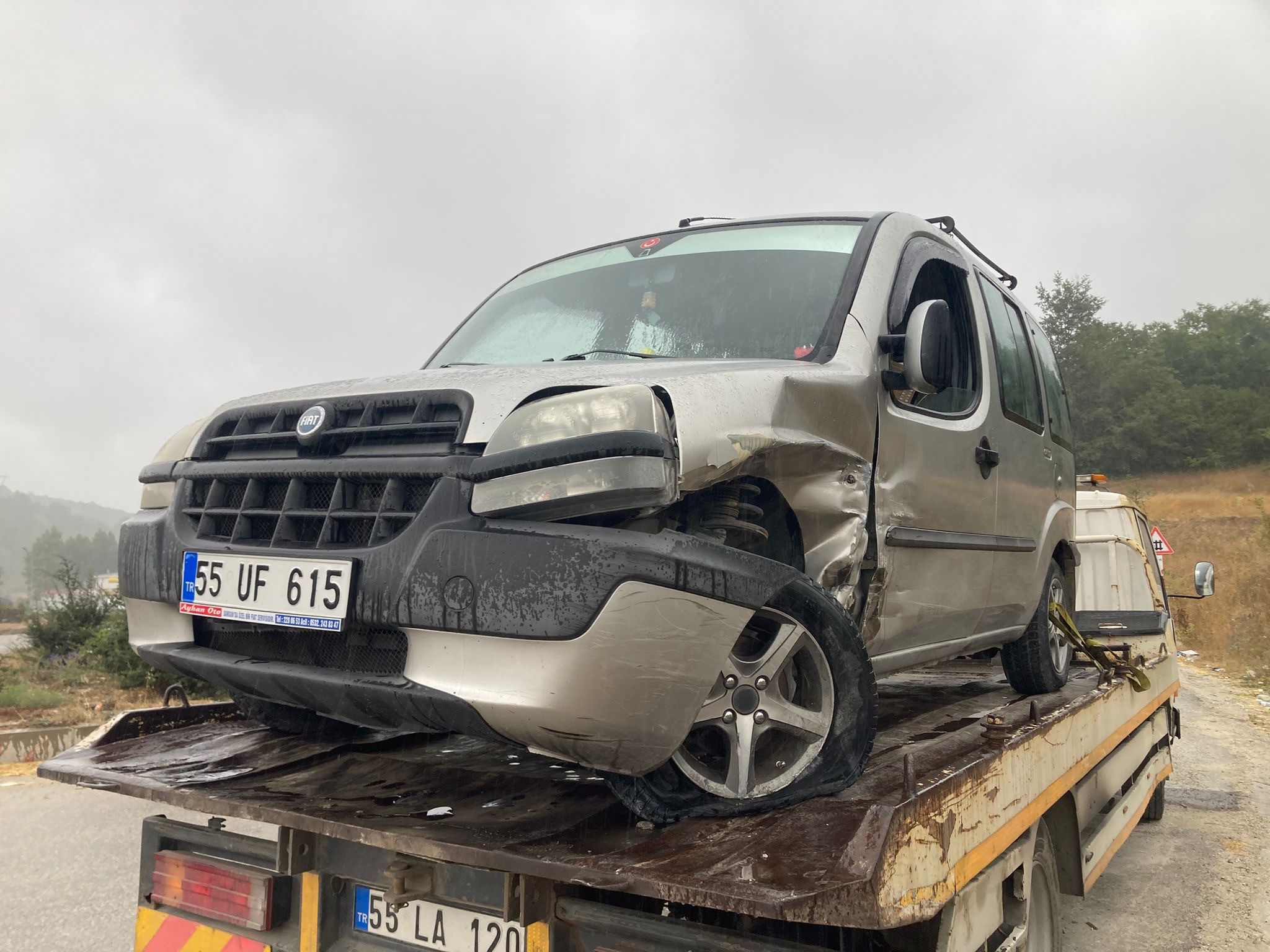 Hafif Ticari Araç Ile Otomobil Çarpıştı Feci Kazada 2 Yaralı Var