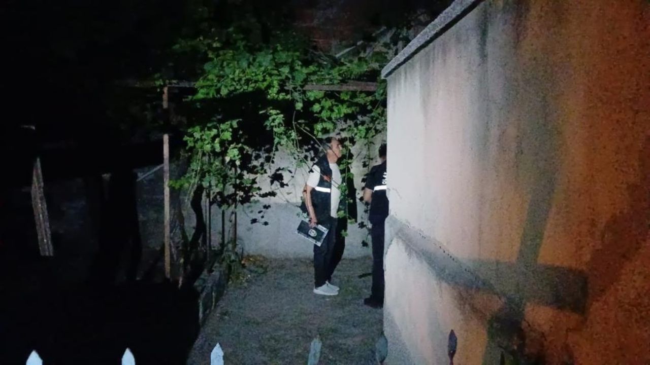 Husumetlilerini Evinin Önünden Geçtiğini Görünce Kurşun Yağdırdı (2)