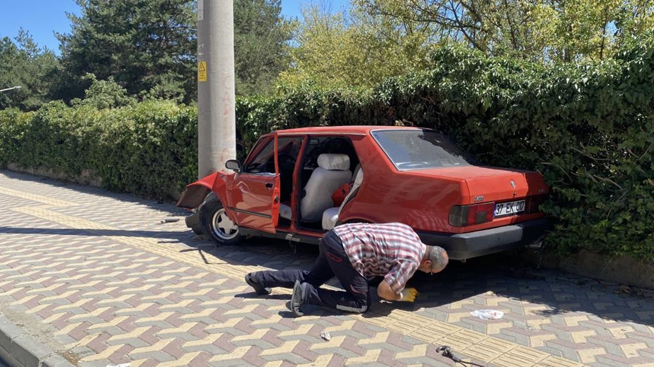 Kastamonu Otomobil Beton Direğe Çarptı (2)