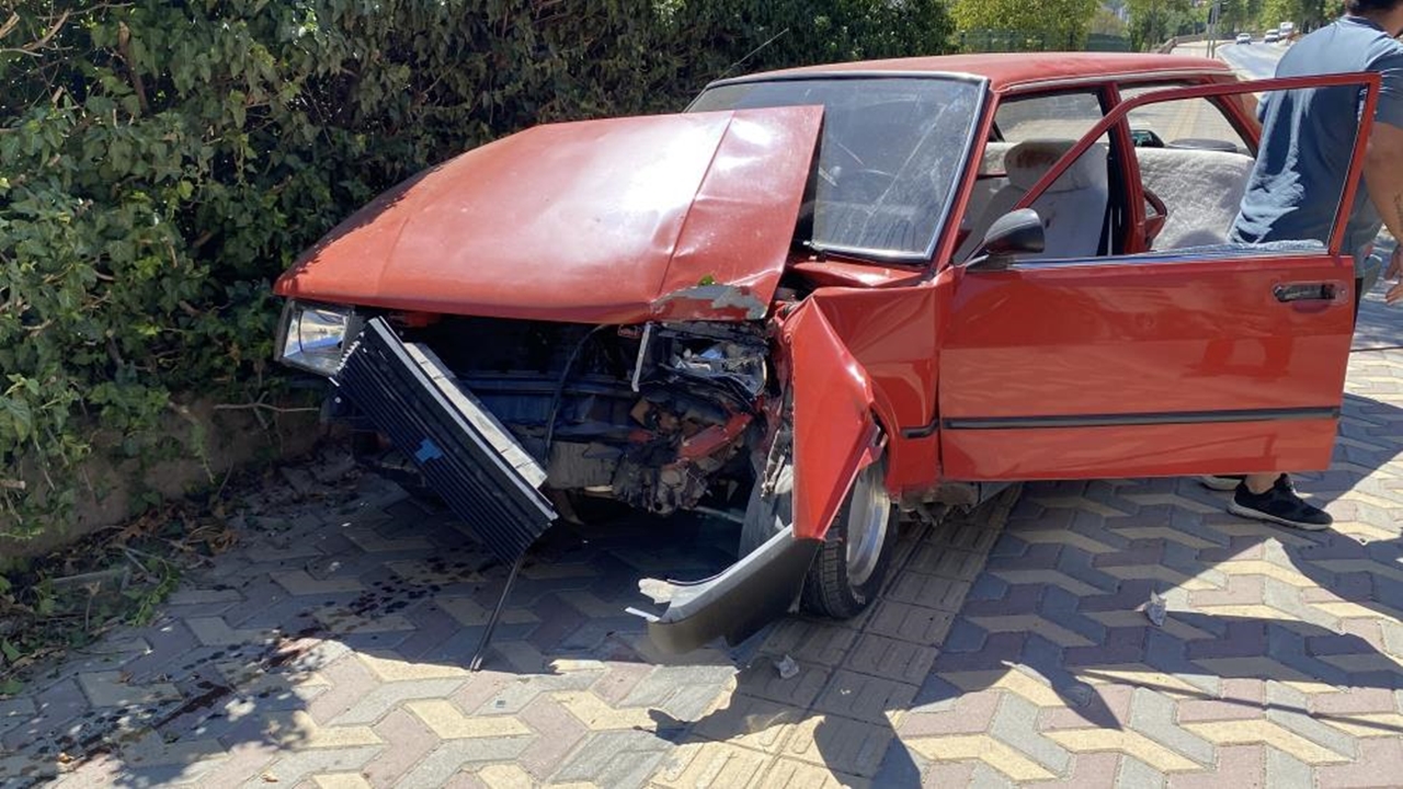 Kastamonu Otomobil Beton Direğe Çarptı (3)