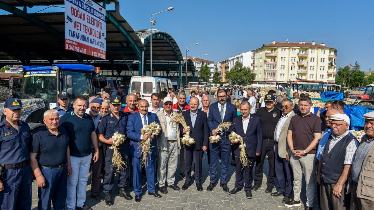 Kastamonu Valisi Taşköprü Sarımsak Pazarı’nda Üreticilerle Buluştu (3)
