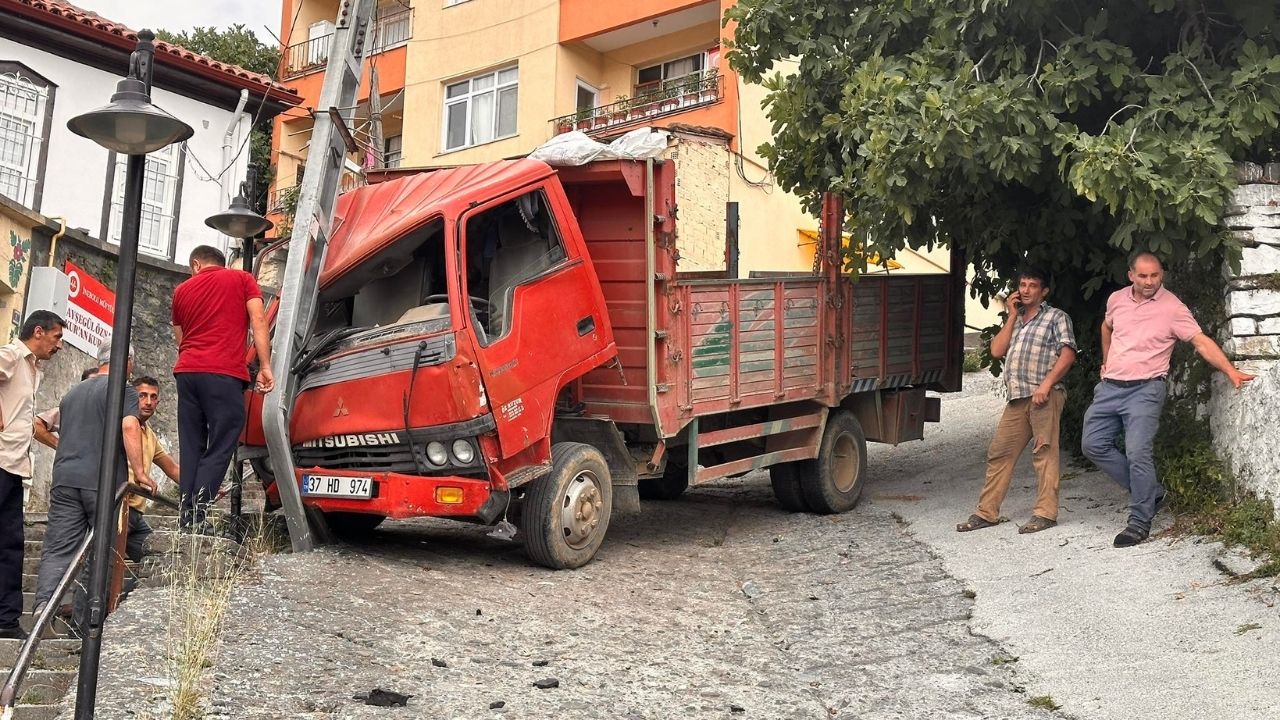 Kastamonu’da Freni Boşalan Kamyon Panik Yarattı Direğe Ve Otomobile Çarptı (1)