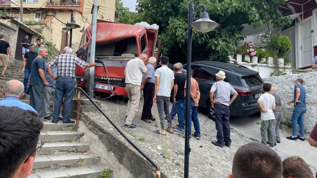 Kastamonu’da Freni Boşalan Kamyon Panik Yarattı Direğe Ve Otomobile Çarptı (3)