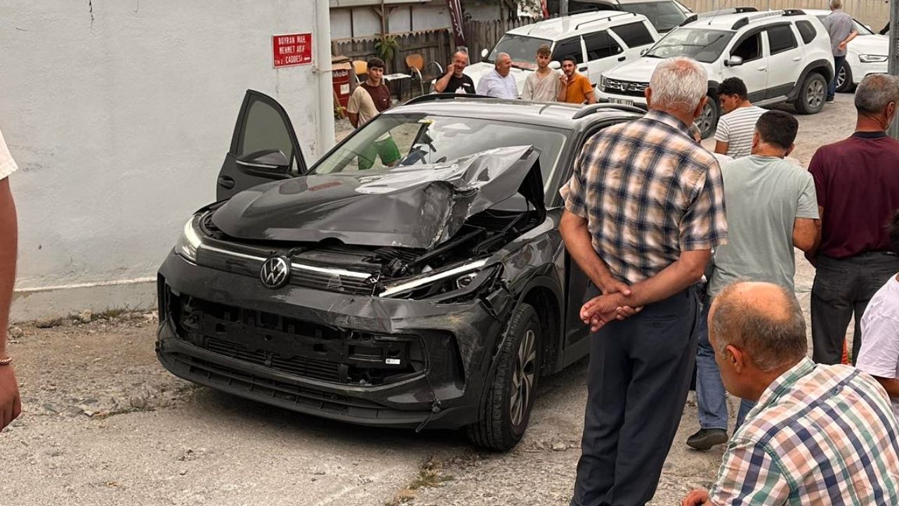 Kastamonu’da Freni Boşalan Kamyon Panik Yarattı Direğe Ve Otomobile Çarptı (4)