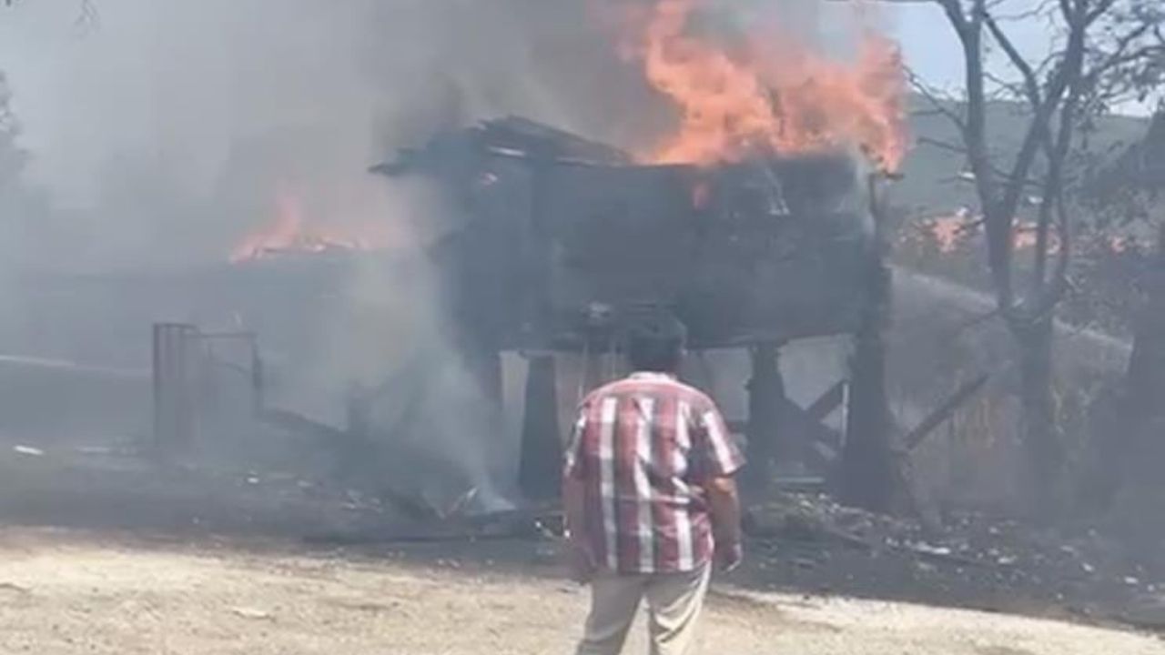 Kastamonu’da Korkutan Yangın Ev Ve Ambar Küle Döndü (3)