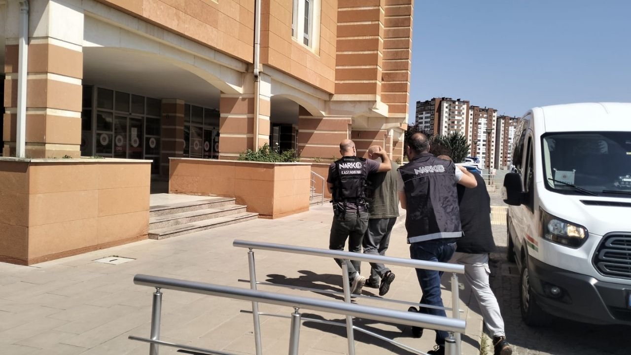 Kastamonu’da Narkotik Operasyonu 2 Kişi Tutuklandı (1)