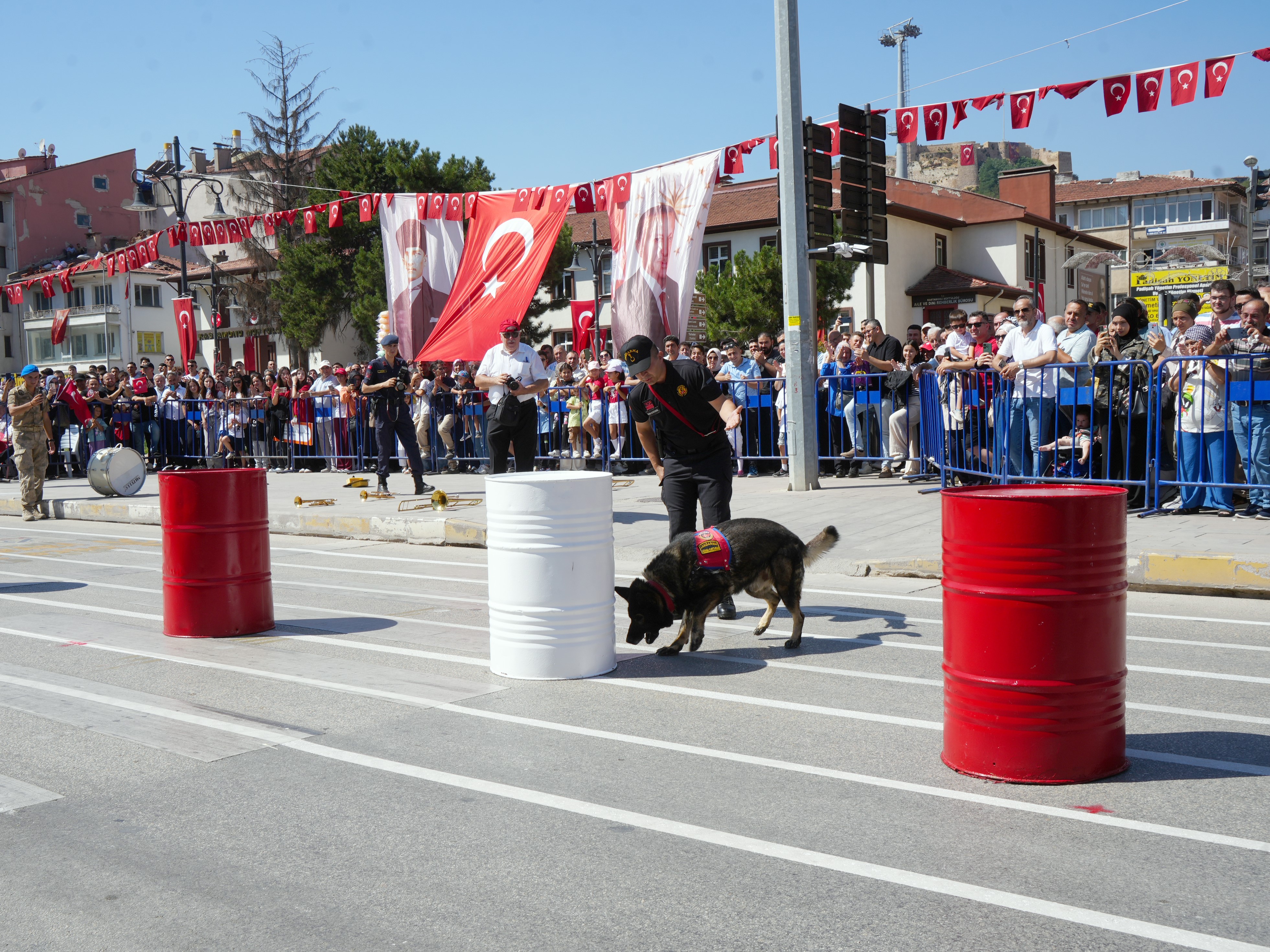 Kastamonu'da Zafer Bayramı Coşkusu Komandoların Gösterisi Hayran Bıraktı 6