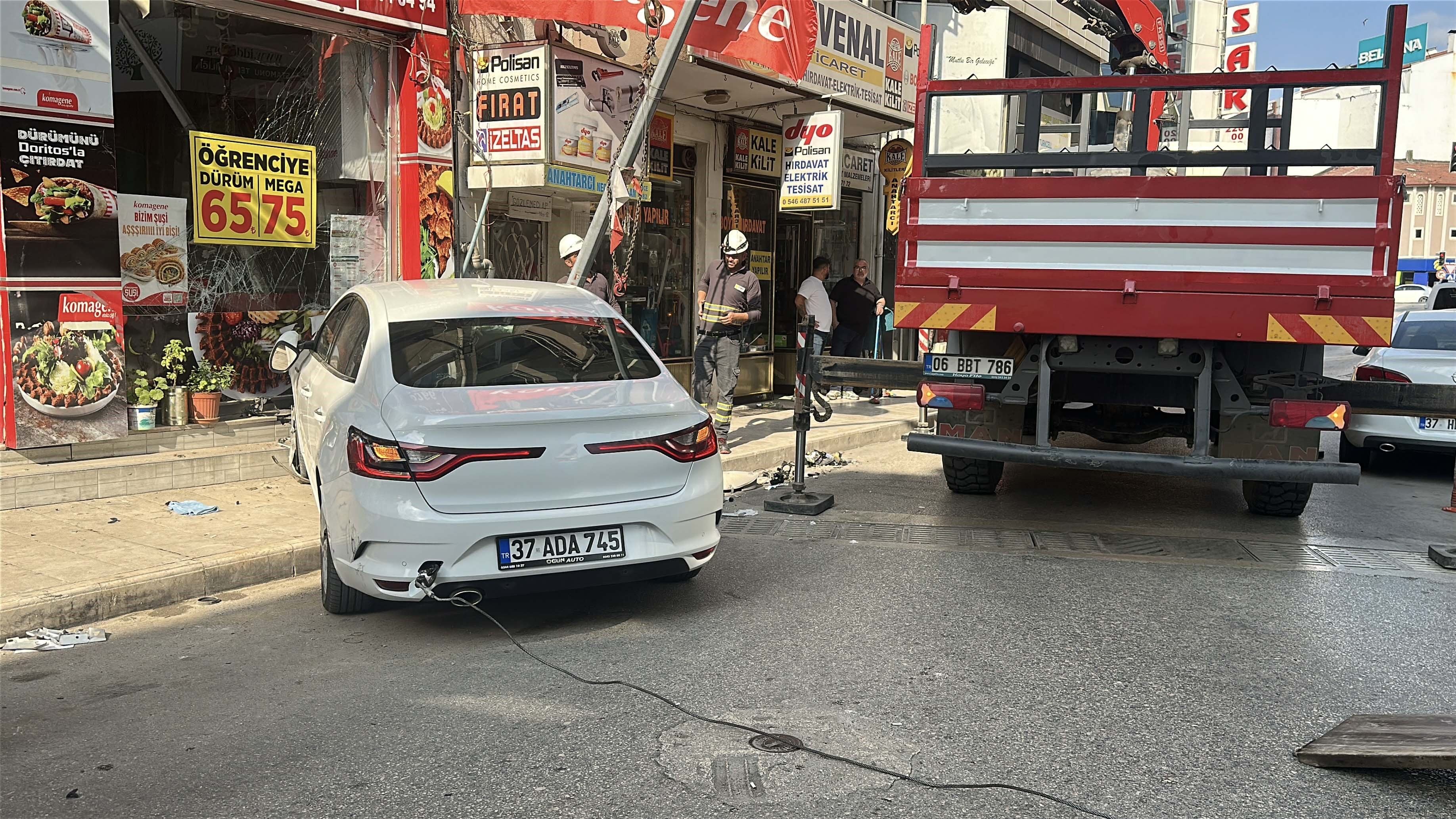 Kastamonu'daki Kazada Otomobiller Iş Yerlerine Çarparak Durabildi 1 Yaralı Var! (Detaylar) 1