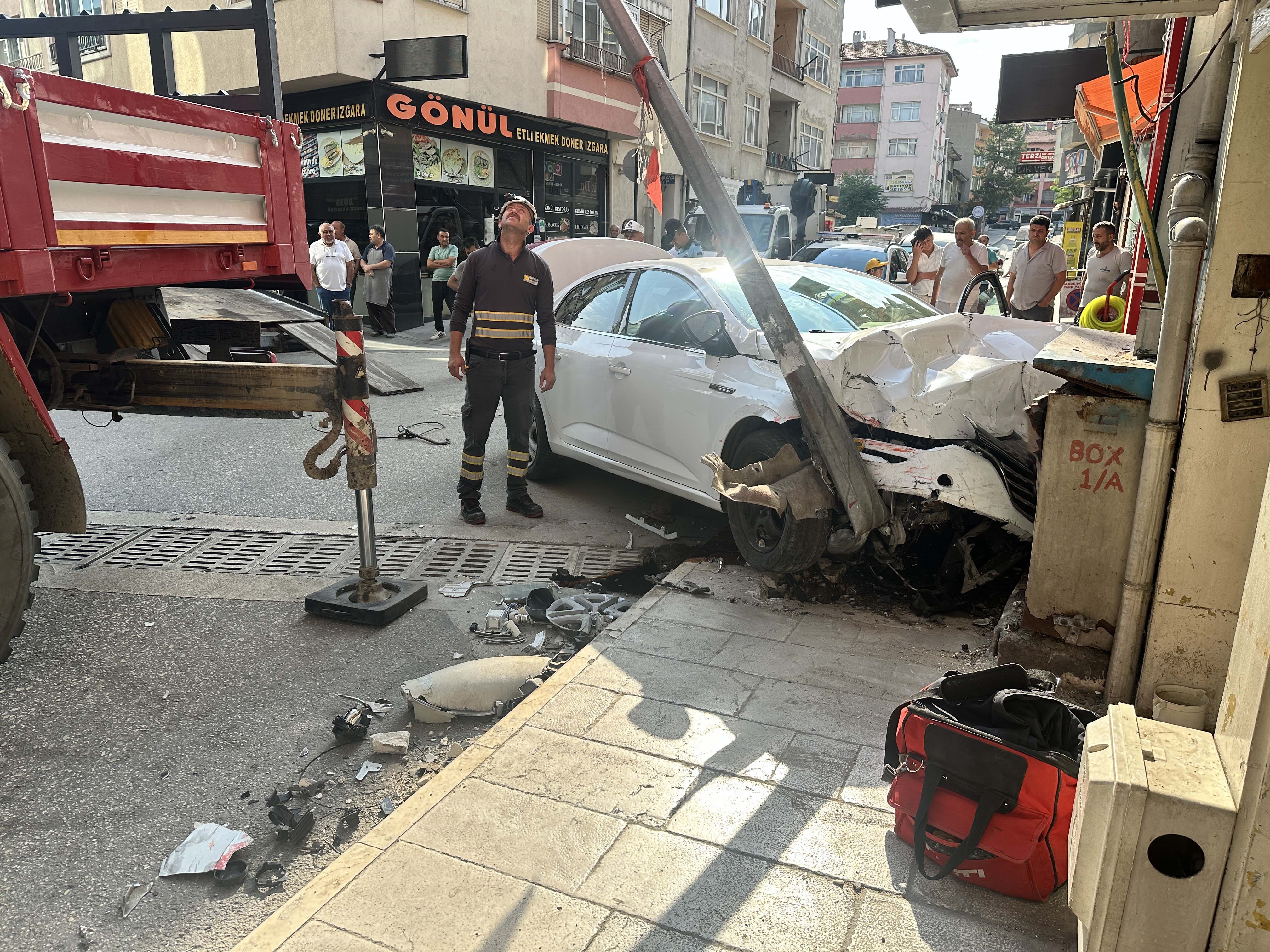 Kastamonu'daki Kazada Otomobiller Iş Yerlerine Çarparak Durabildi 1 Yaralı Var! (Detaylar) 12