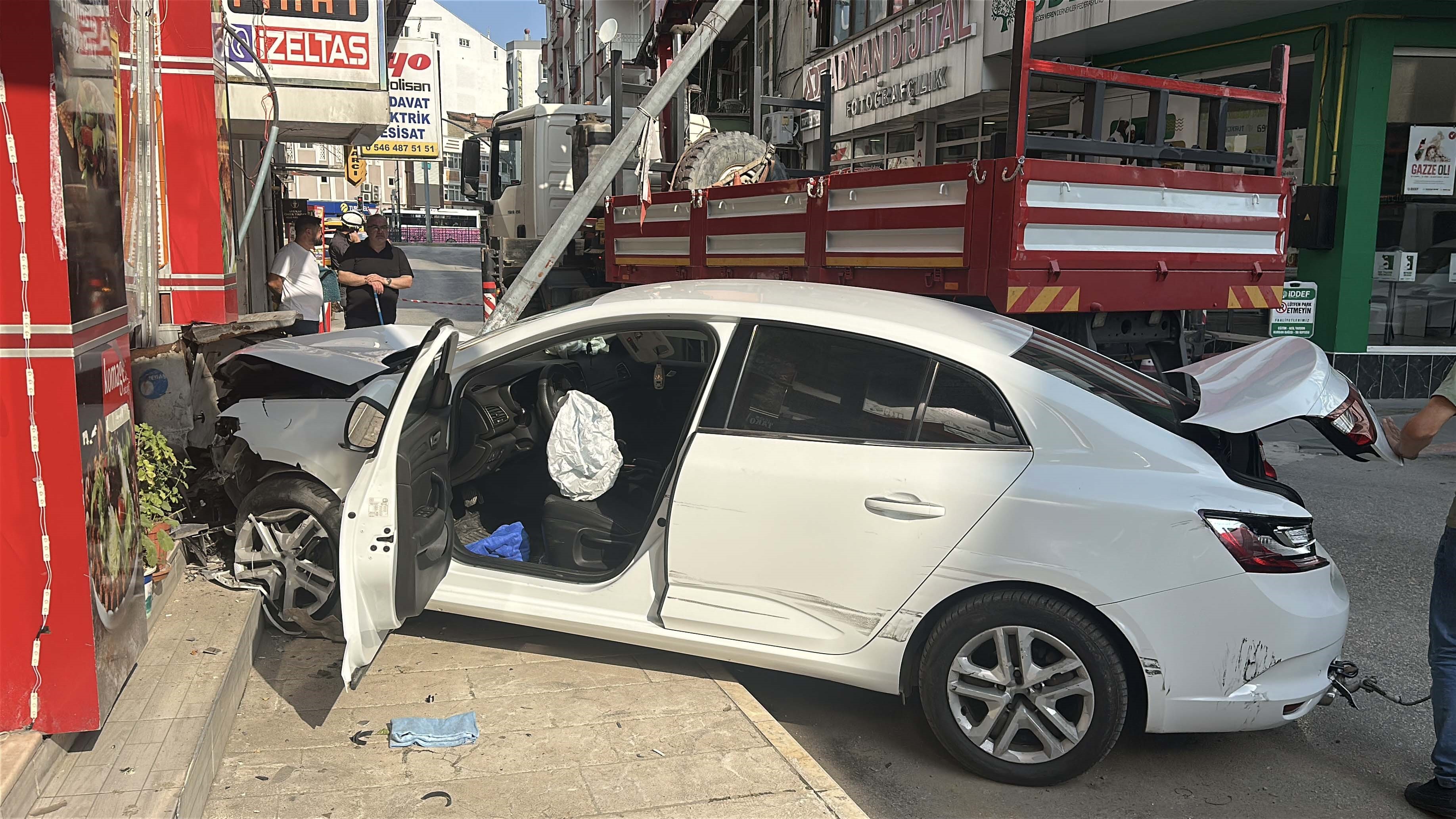 Kastamonu'daki Kazada Otomobiller Iş Yerlerine Çarparak Durabildi 1 Yaralı Var! (Detaylar) 2