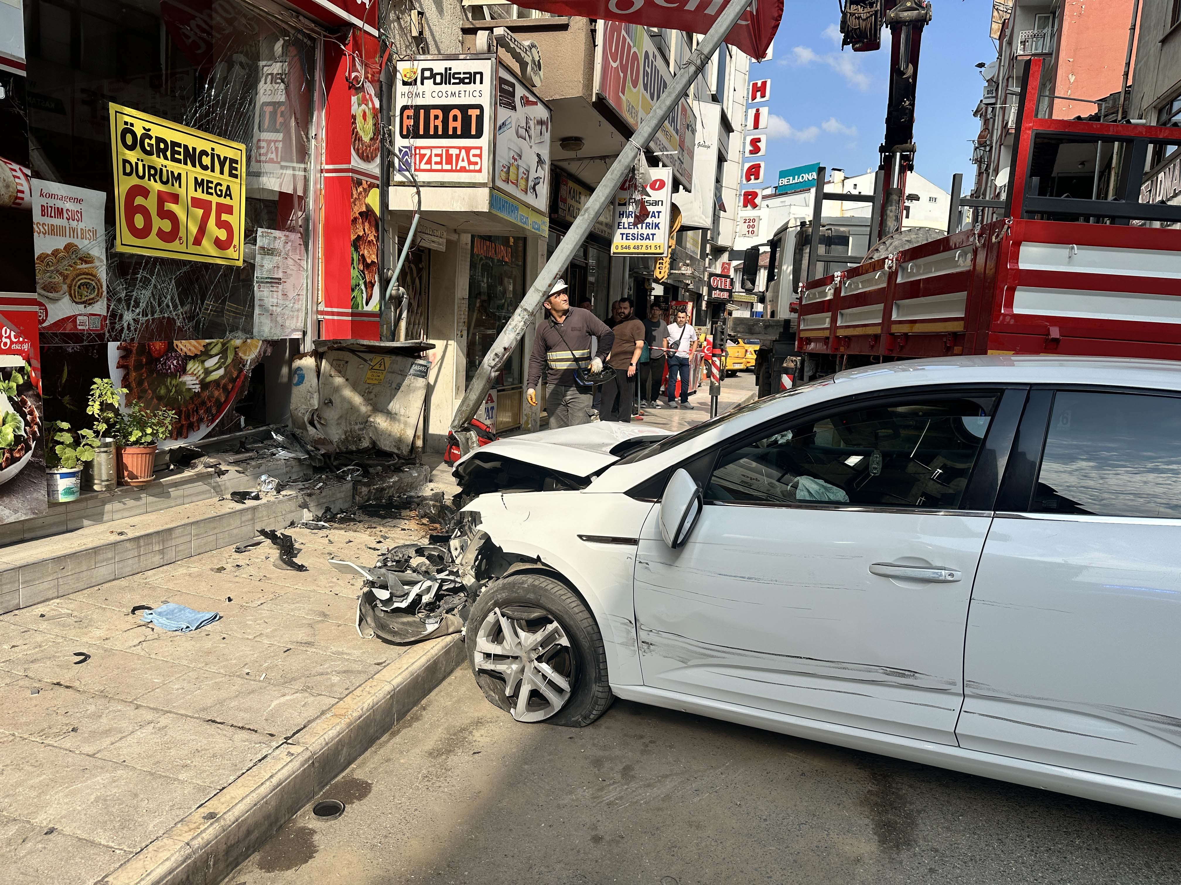 Kastamonu'daki Kazada Otomobiller Iş Yerlerine Çarparak Durabildi 1 Yaralı Var! (Detaylar)