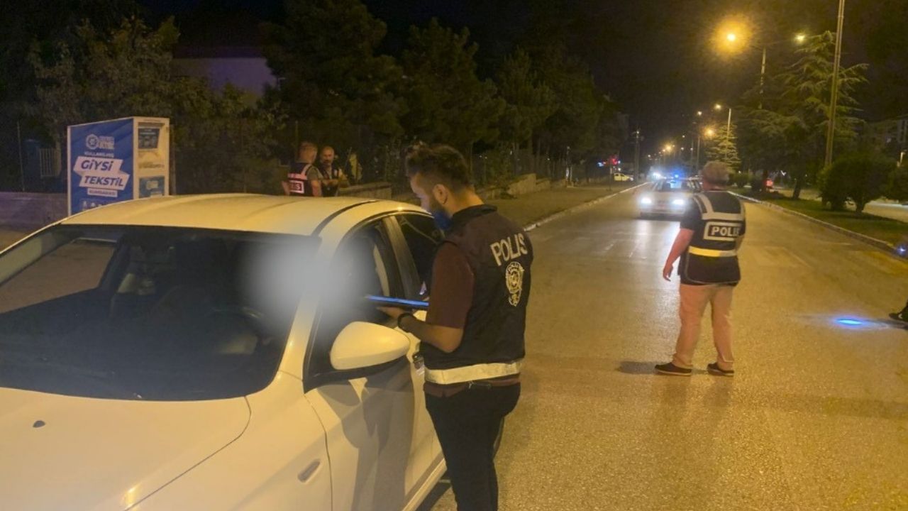 Kastamonu’nun İlçesinde Emniyetten Büyük Denetim 290 Kişi Denetlendi (4)