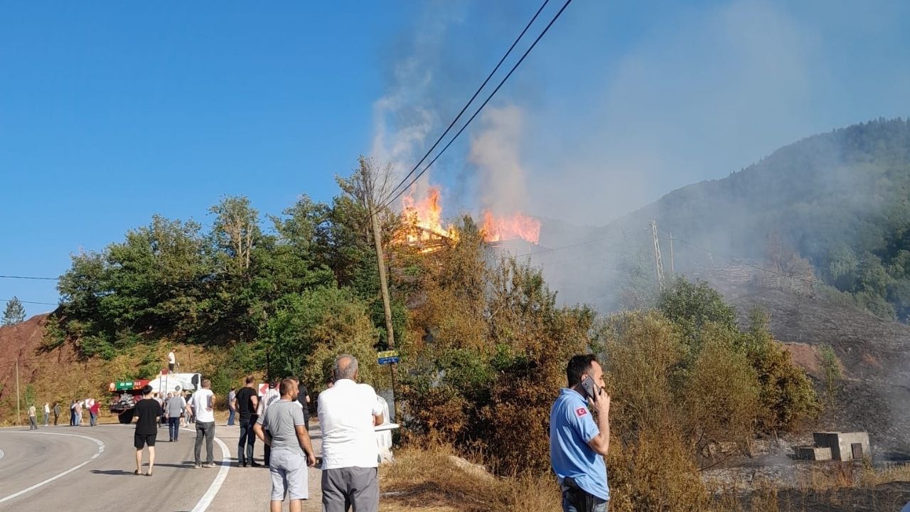 Kastamonu’nun Ilçesinde Ikinci Orman Yangını 4 Samanlık Yandı (1)