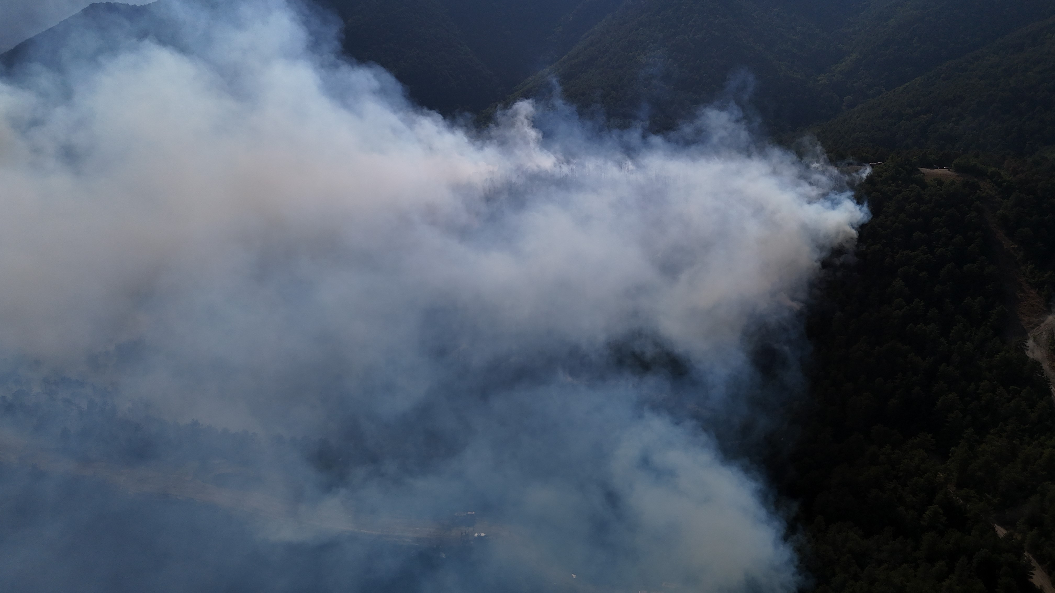 Komşu Ildeki Feci Orman Yangınına 3 Helikopter 161 Personel Müdahale Ediyor! 12