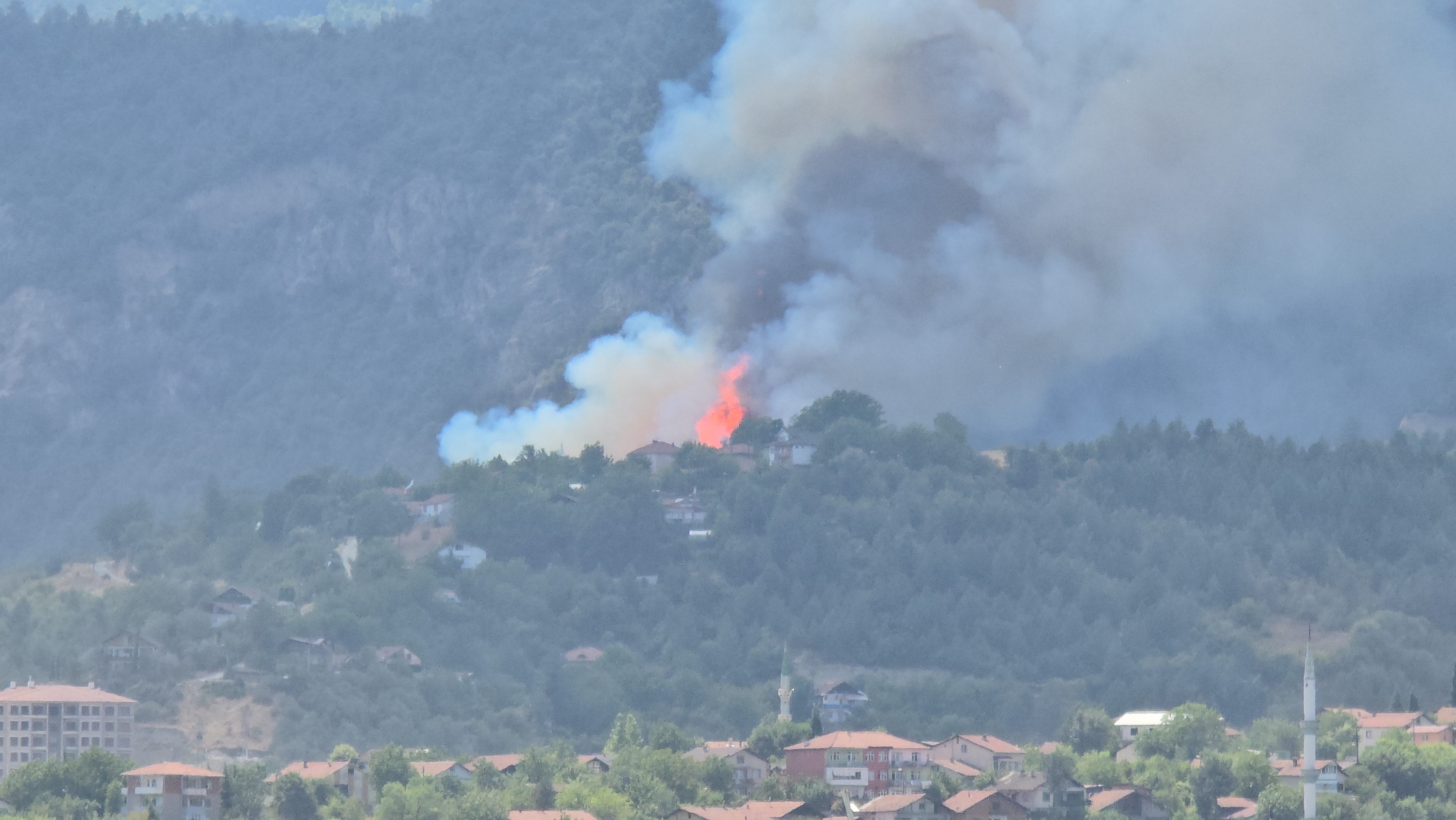Komşu Ildeki Feci Orman Yangınına 3 Helikopter 161 Personel Müdahale Ediyor! 5
